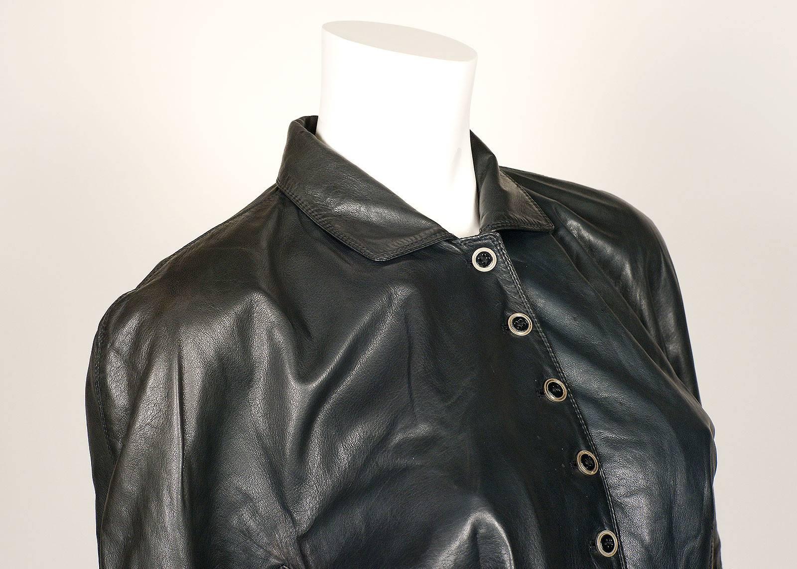 Gianni Versace black leather crop top with 8 button front closure and open collar. 

Size: Small 
Color: Black 
Size: 2-4

Good Vintage Condition:Please remember all clothes are previously owned and gently worn unless otherwise noted.