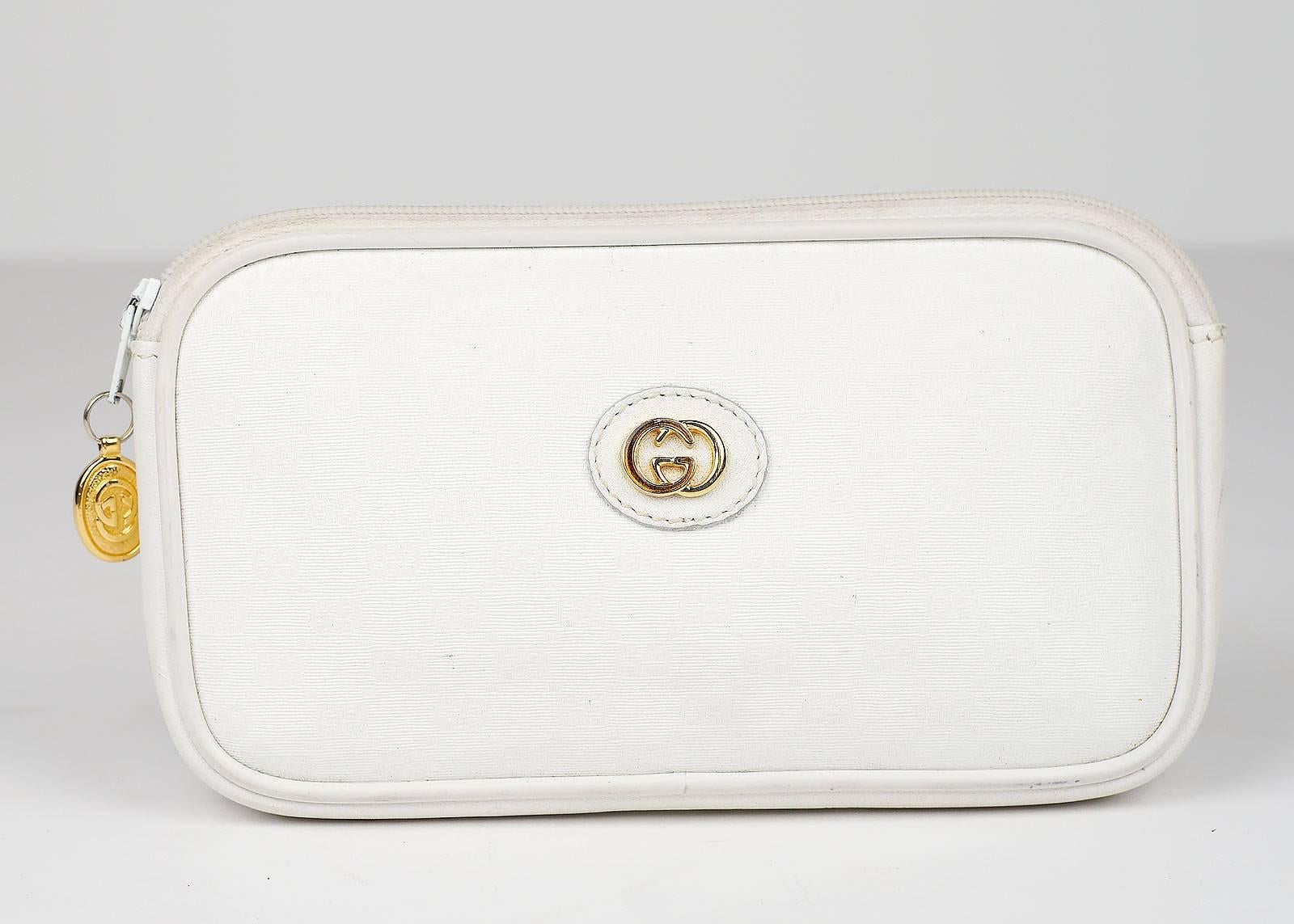 Gucci white leather double G pattern Makeup/Wallet Bag.

-Measurements-
length:6.25"
height: 3.5"

Good Vintage Condition:Please remember all clothes are previously owned and gently worn unless otherwise noted.