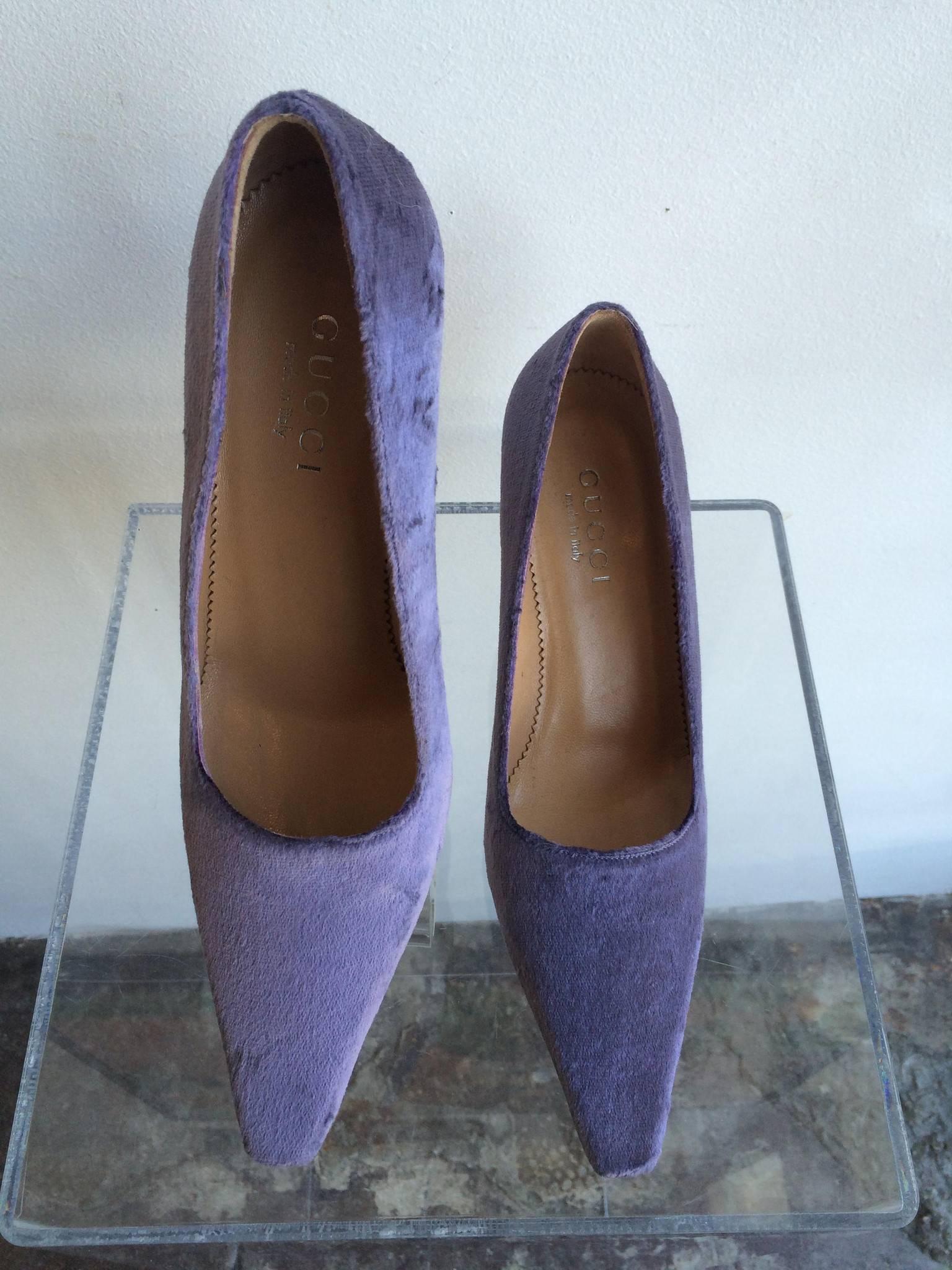 Décolleté a punta in velluto lavanda di Gucci con punta quadrata.

Altezza del tacco: 3 pollici
Taglia marcata:  7B

Nuovo mai usato Condizioni: Ricorda che tutti gli abiti sono stati indossati in precedenza e con delicatezza, se non diversamente