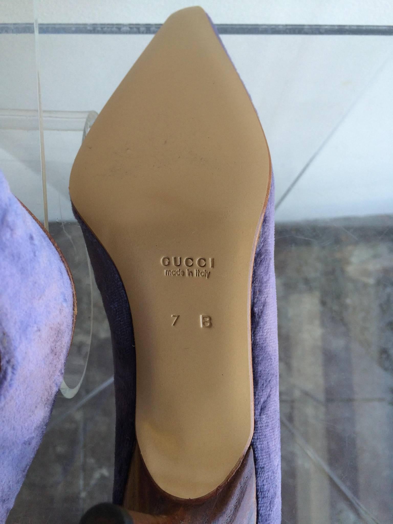 Grigio Décolleté Gucci in velluto color lavanda in vendita