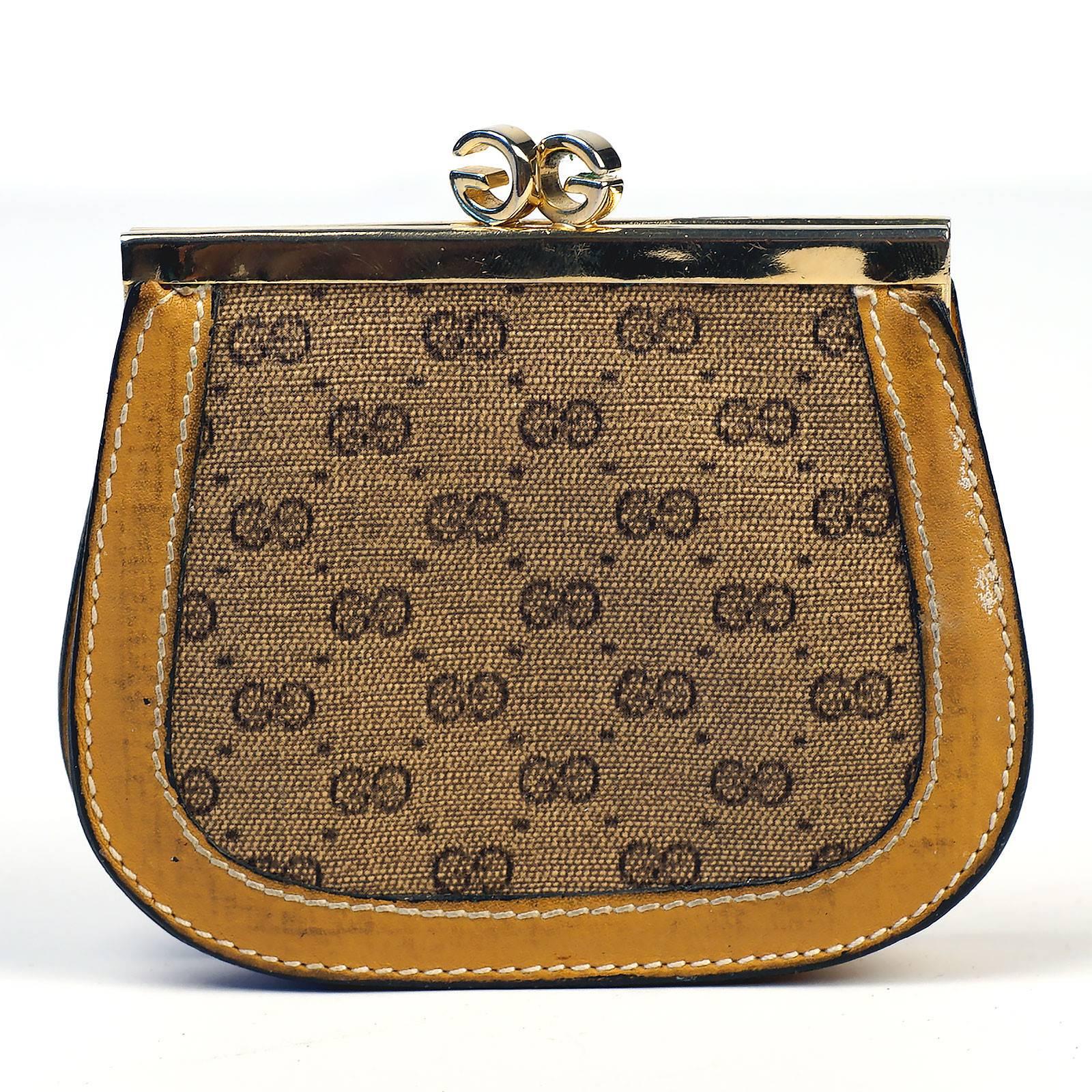 Gucci double G pattern change purse with two inside pockets and a double G snap closure. 

-Measurements-
length: 3.25"
height: 2.5"

Good Vintage Condition:Please remember all clothes are previously owned and gently worn unless otherwise