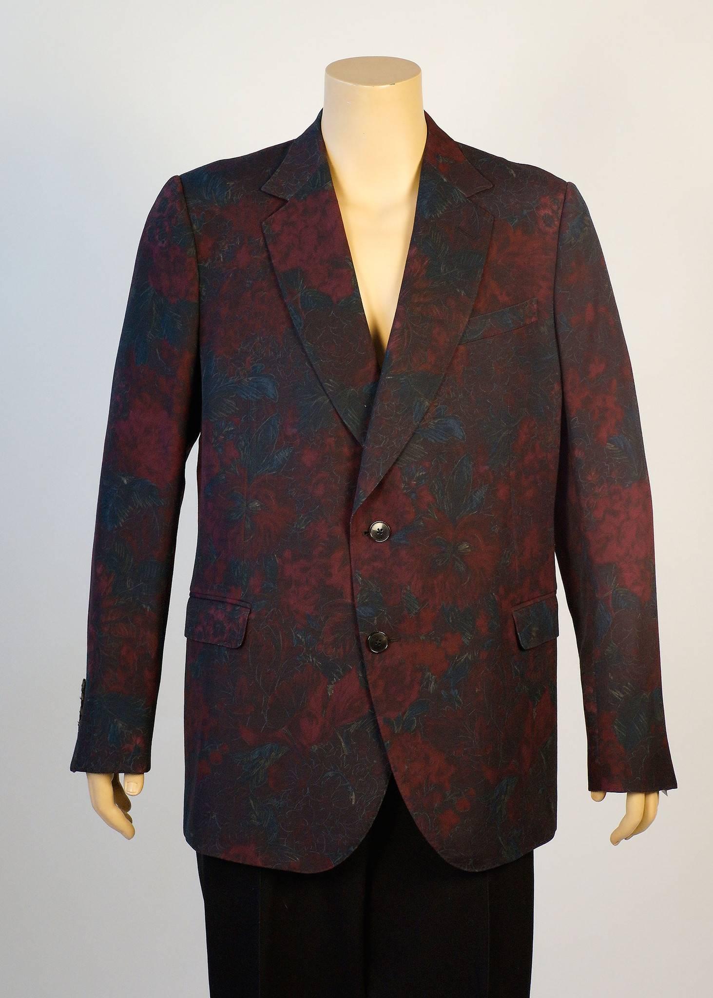 Vintage Gucci Tom Ford floral jacket with 2 front pockets and pocket square. 

Made In Italy, 100% wool in Burgundy and Blue muted floral on Brown background.

-Measurements-
Sleeve length:27