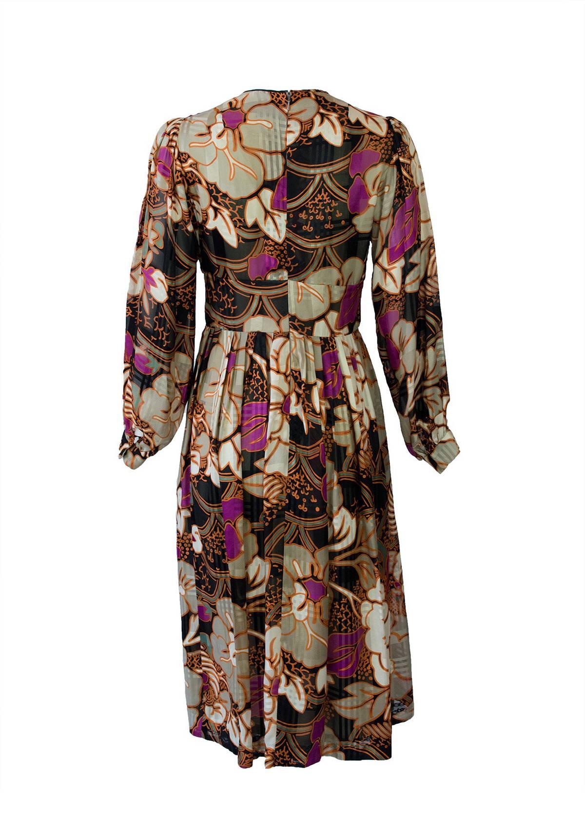 Chester Weinberg long-sleeve floral print silk dress with peekaboo slit.

Size 6 
Armpit to armpit 32"
Waist: 29"
Waist to hem length: 28"

Good Vintage Condition: Please remember all clothes are previously owned and gently worn