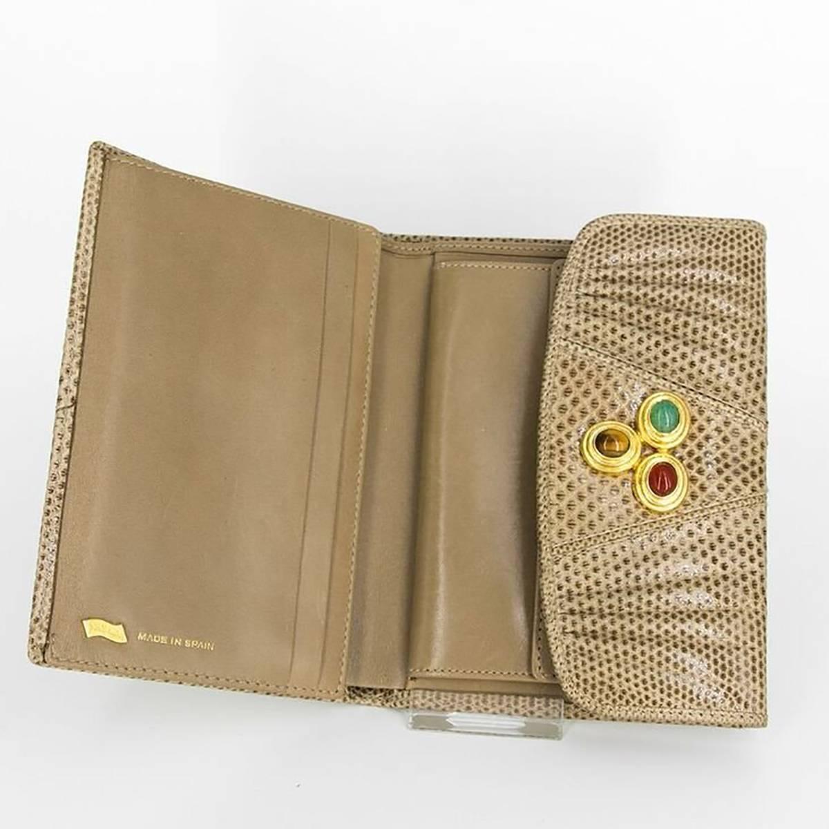 Judith Leiber tan snake skin wallet with three jewels in gold settings.

Messures:
Length: 5 1/4 inches
Height: 4 inches 
opened: 10 inches long

Good Vintage Condition: Please remember all clothes are previously owned and gently worn unless