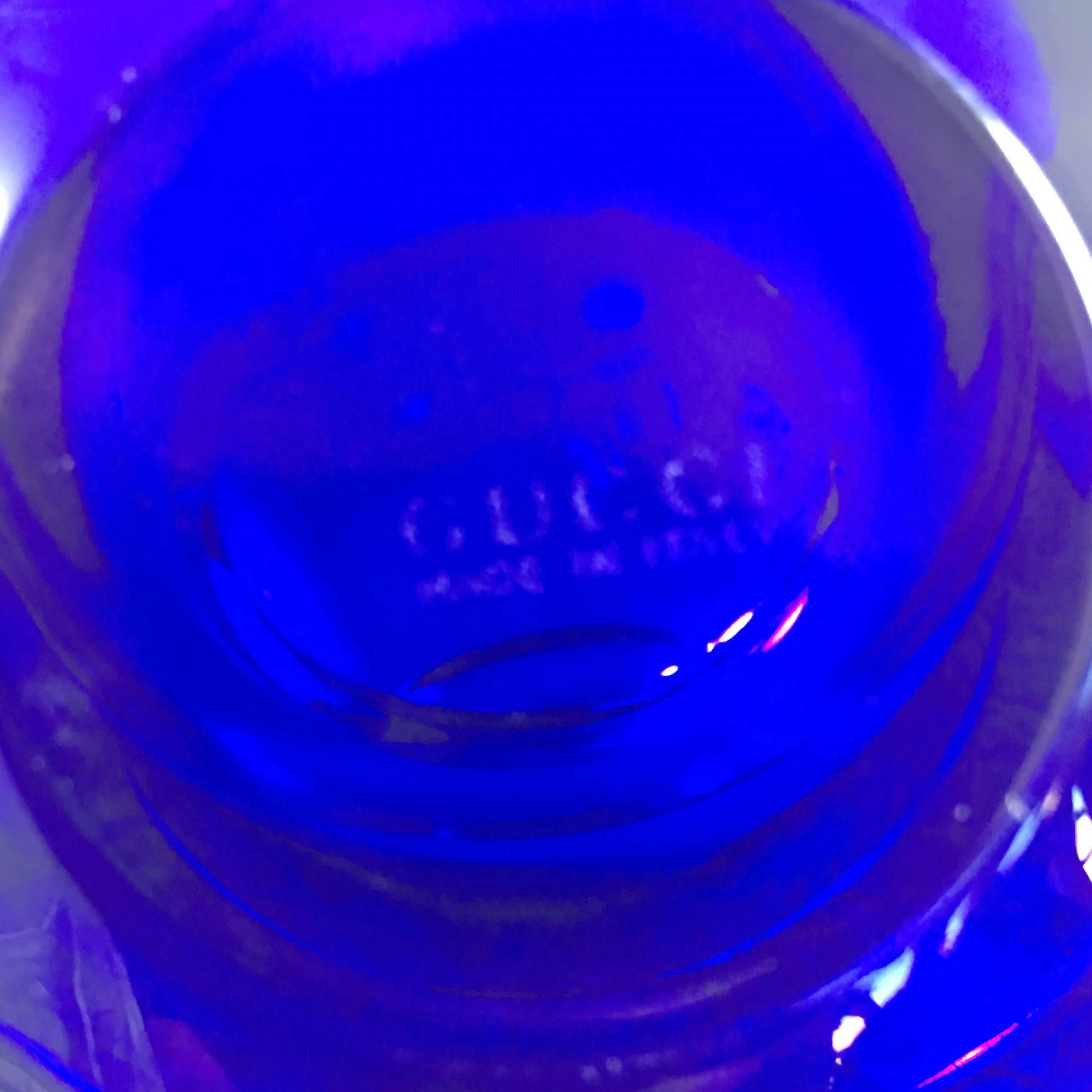 Gucci Tischuhr aus kobaltblauem Glas mit batteriebetriebenem Quarzwerk in Originalverpackung. 

Botschaften: 
3.5