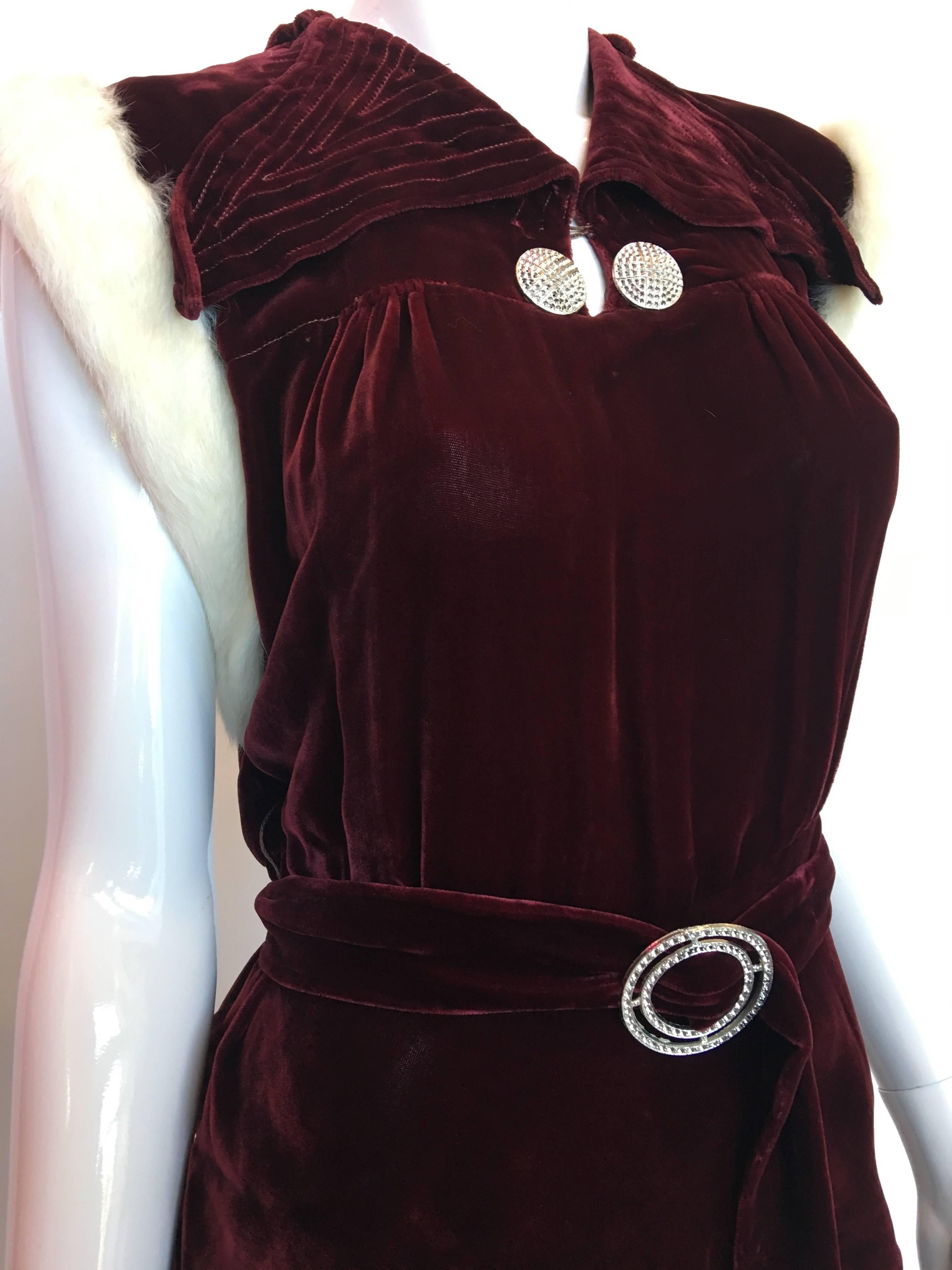 burgunderrotes Samtkleid mit Kaninchenfellbesatz an den Ärmeln aus den 1930er Jahren

Schultern: 17