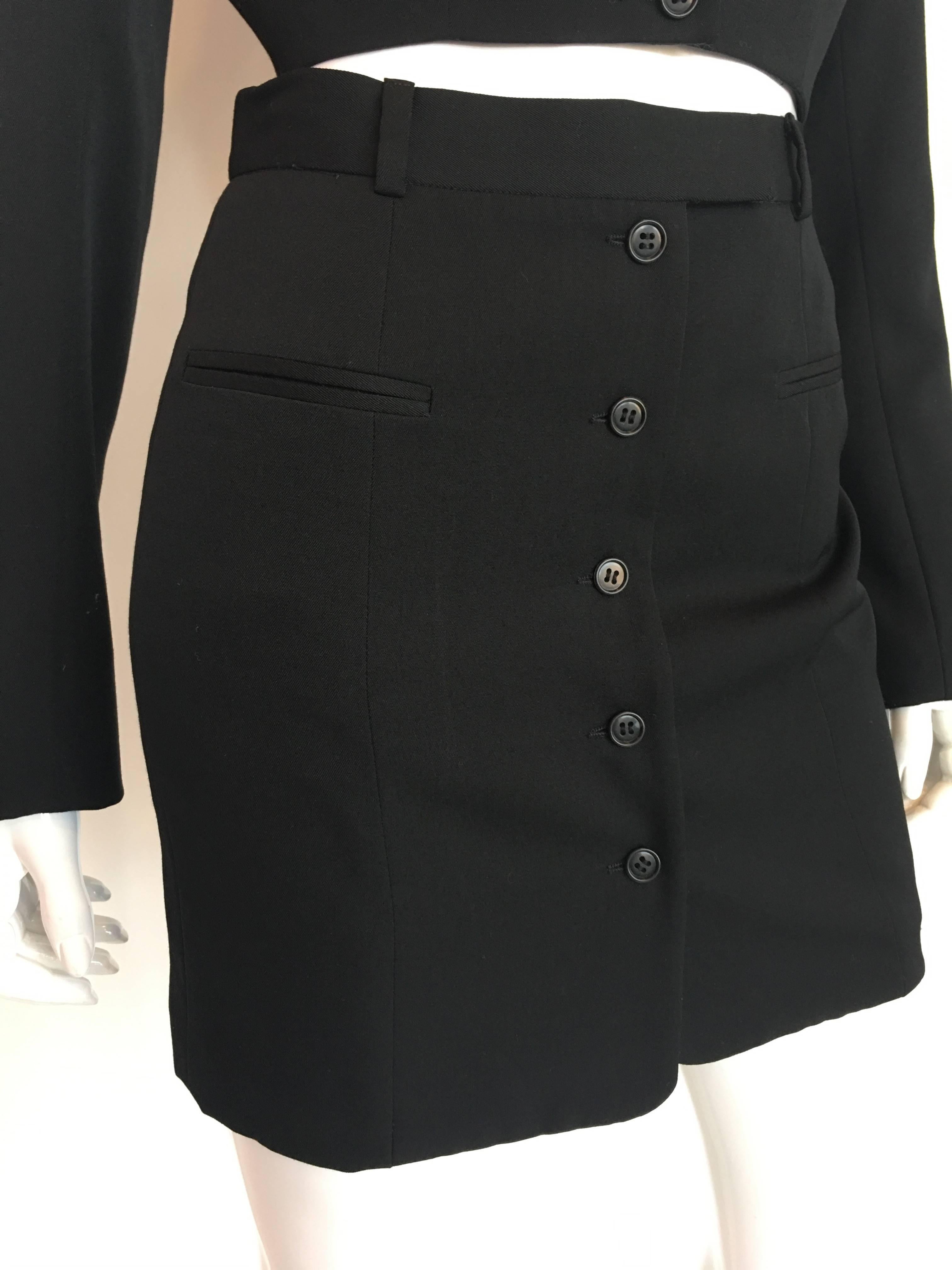 Noir Mini-jupe en laine noire avec boutons OMO par Norma Kamali, années 1980 en vente