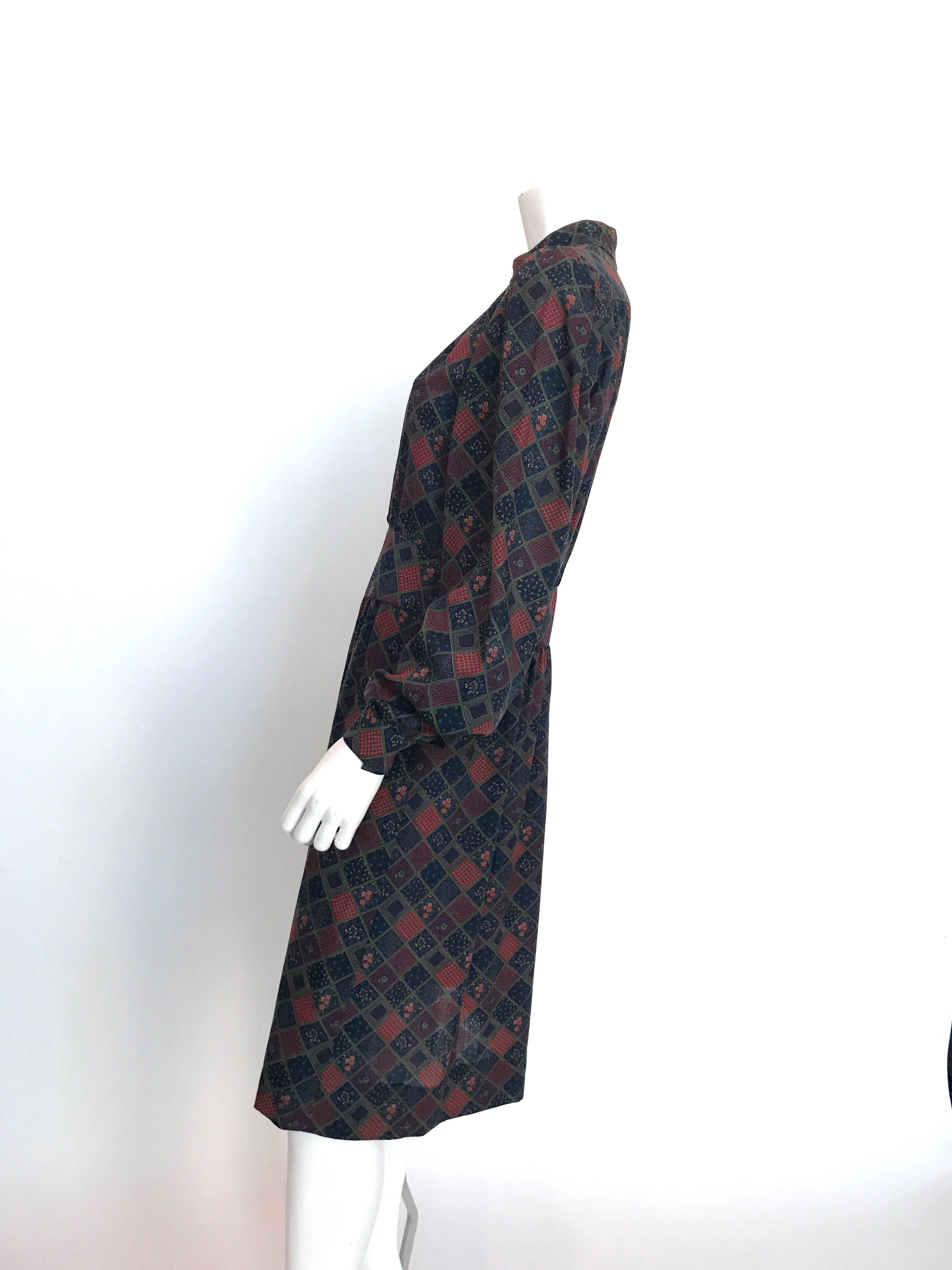 Noir Robe Givenchy des années 1970, boutonnée sur le devant, imprimé floral en laine avec col Nehru en vente