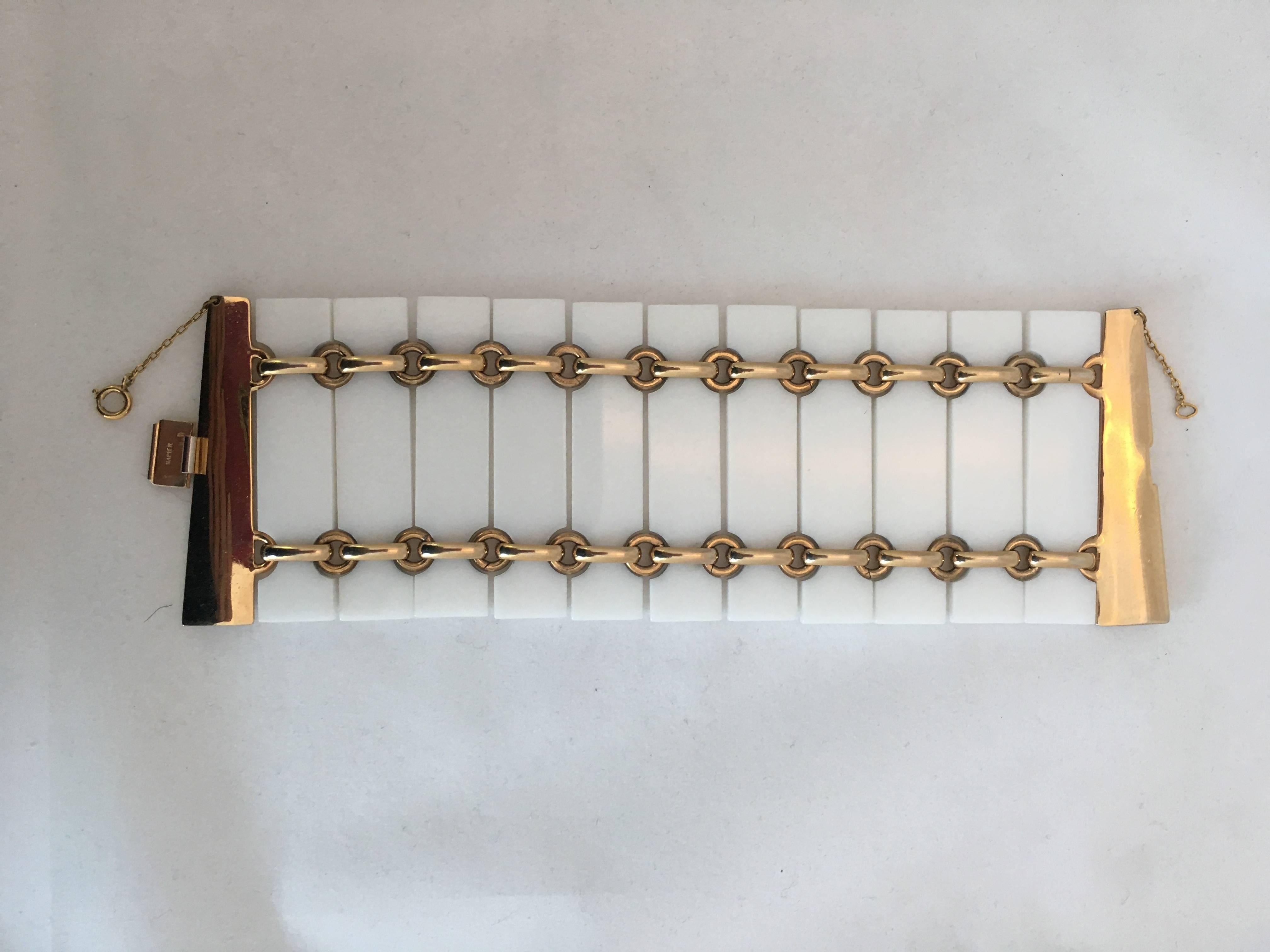  Napier 1980's White Acrylic & Gold Tone Link Bracelet

Length: 7.75