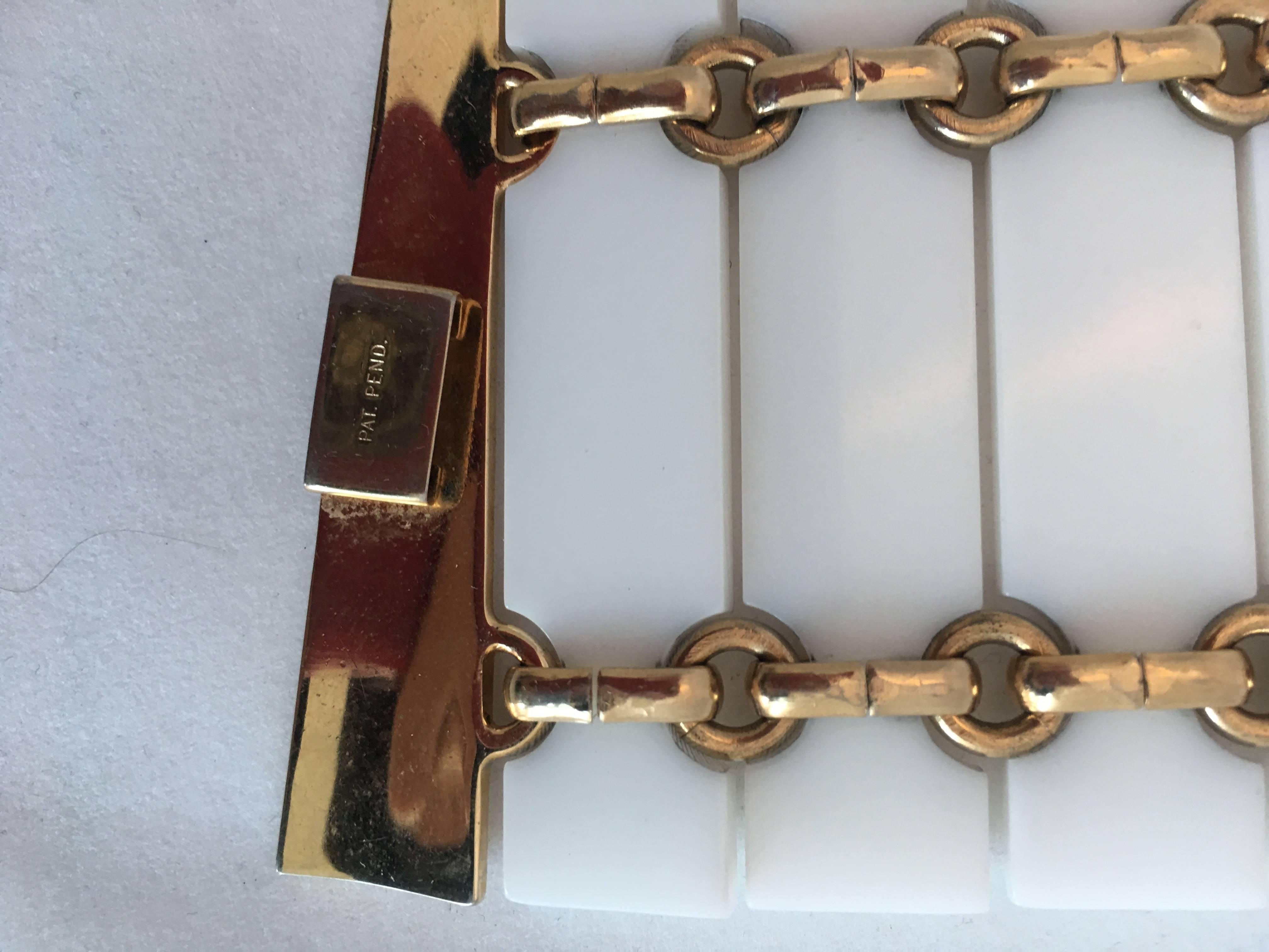 Moderniste Napier Bracelet à maillons en acrylique blanc et or des années 1980 en vente