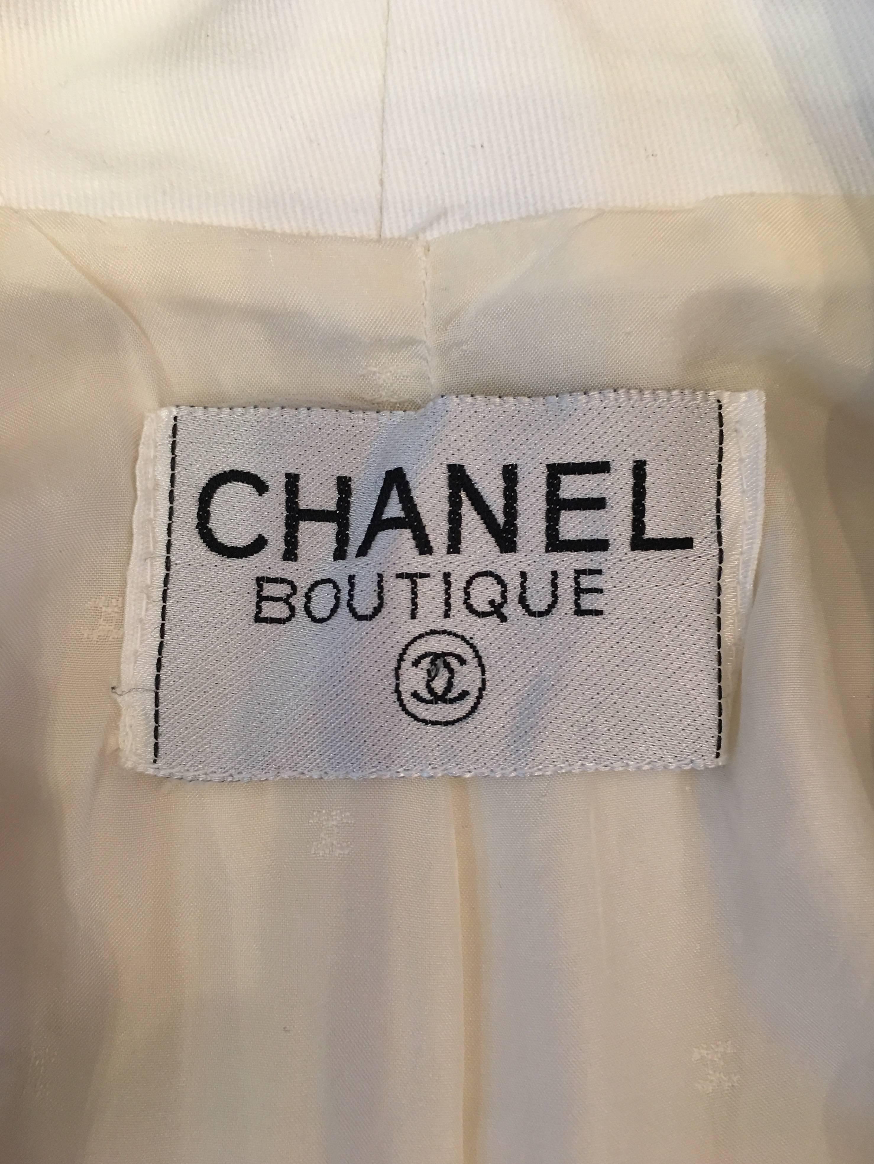 Chanel 2-teiliger Anzug aus weißer Baumwolle mit Rock und marineblauem Besatz im Angebot 2