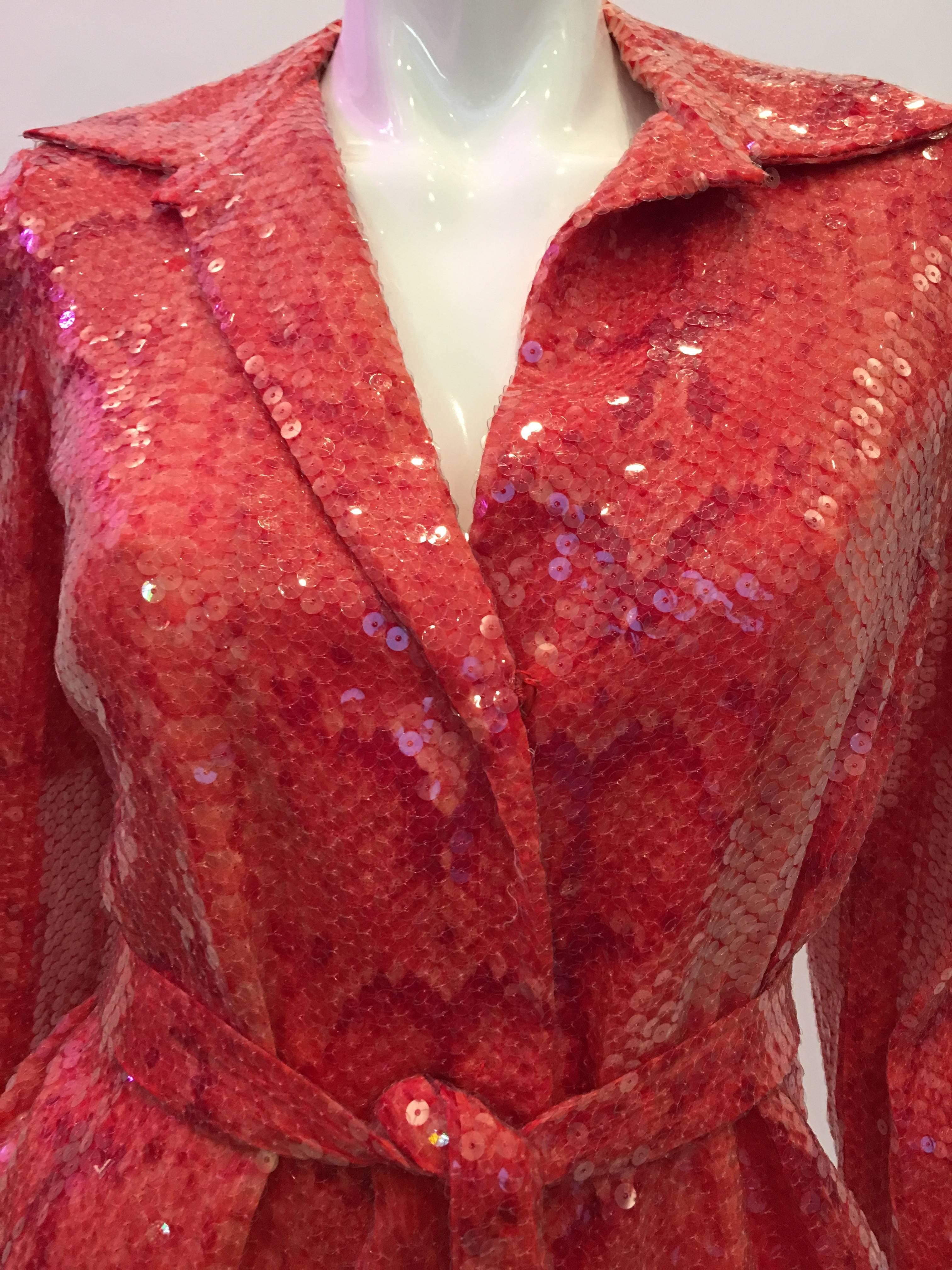 Bill Blass 1970's Rot Orange Lizard Print Pailletten 2 Stück Rock Anzug mit Gürtel

*ALLE MASSE SIND FLACH*

Die Schaufensterpuppe hat die Größe 4; der Anzug passt perfekt.

Jacke :
Schulter zu Schulter - 15 Zoll
Ärmel (Schulternaht bis Handgelenk)
