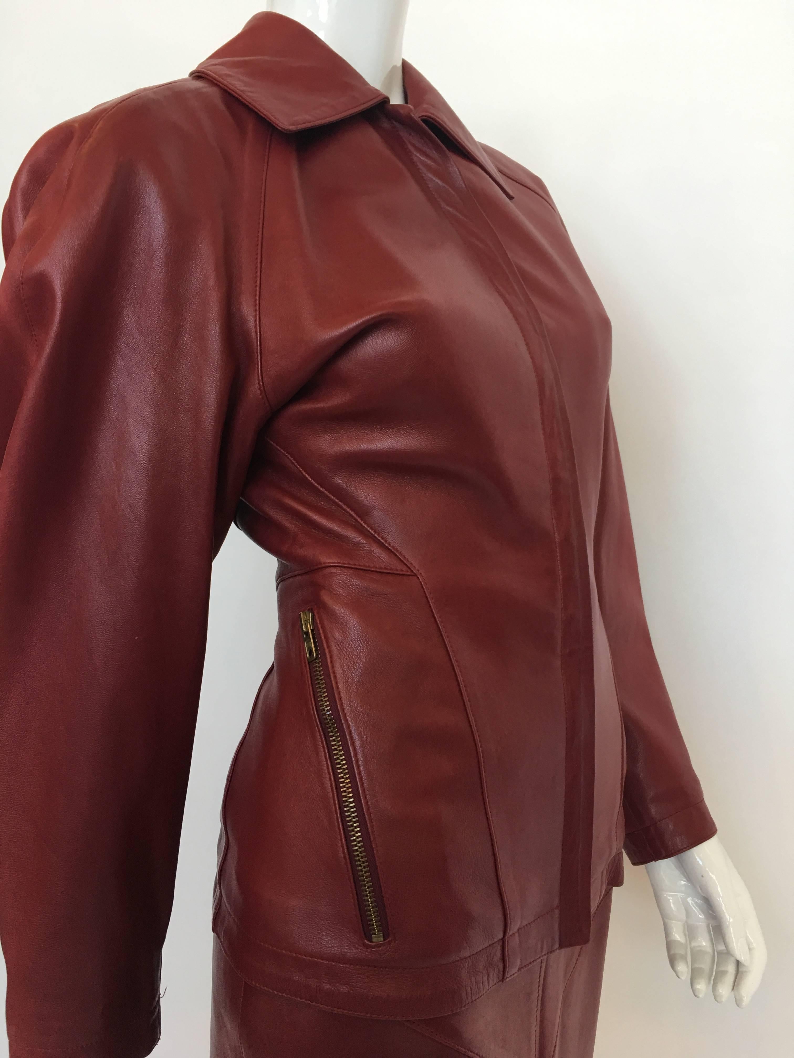Marron Alaïa 1980's Combinaison jupe en cuir rouge en vente