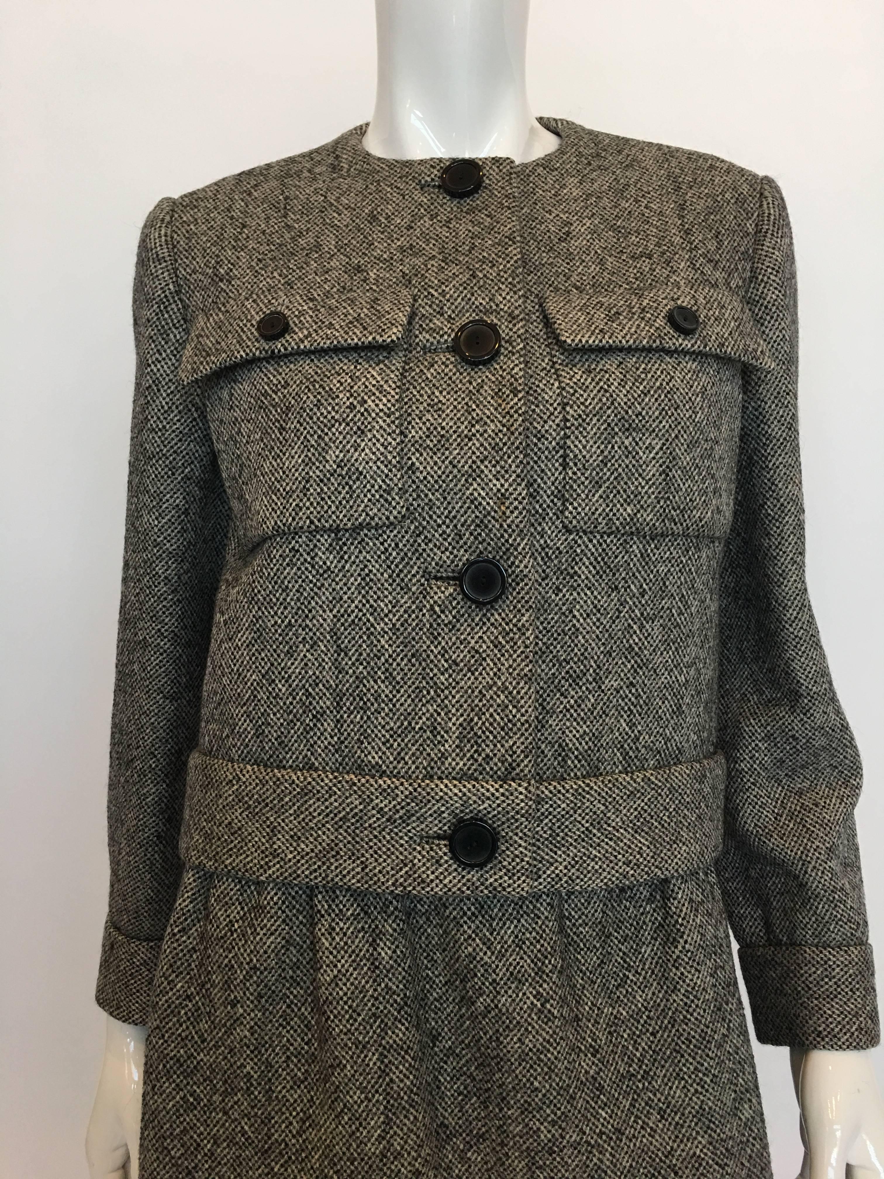 Norell Vintage 1960's Tweed Jupe Suit avec des trous de boutons insérés et 2 poches plaquées à l'avant. La jupe est doublée et dispose d'une trappe latérale avec fermeture par crochet.

*TOUTES LES MESURES SONT PRISES À PLAT*

Veste
D'épaule à