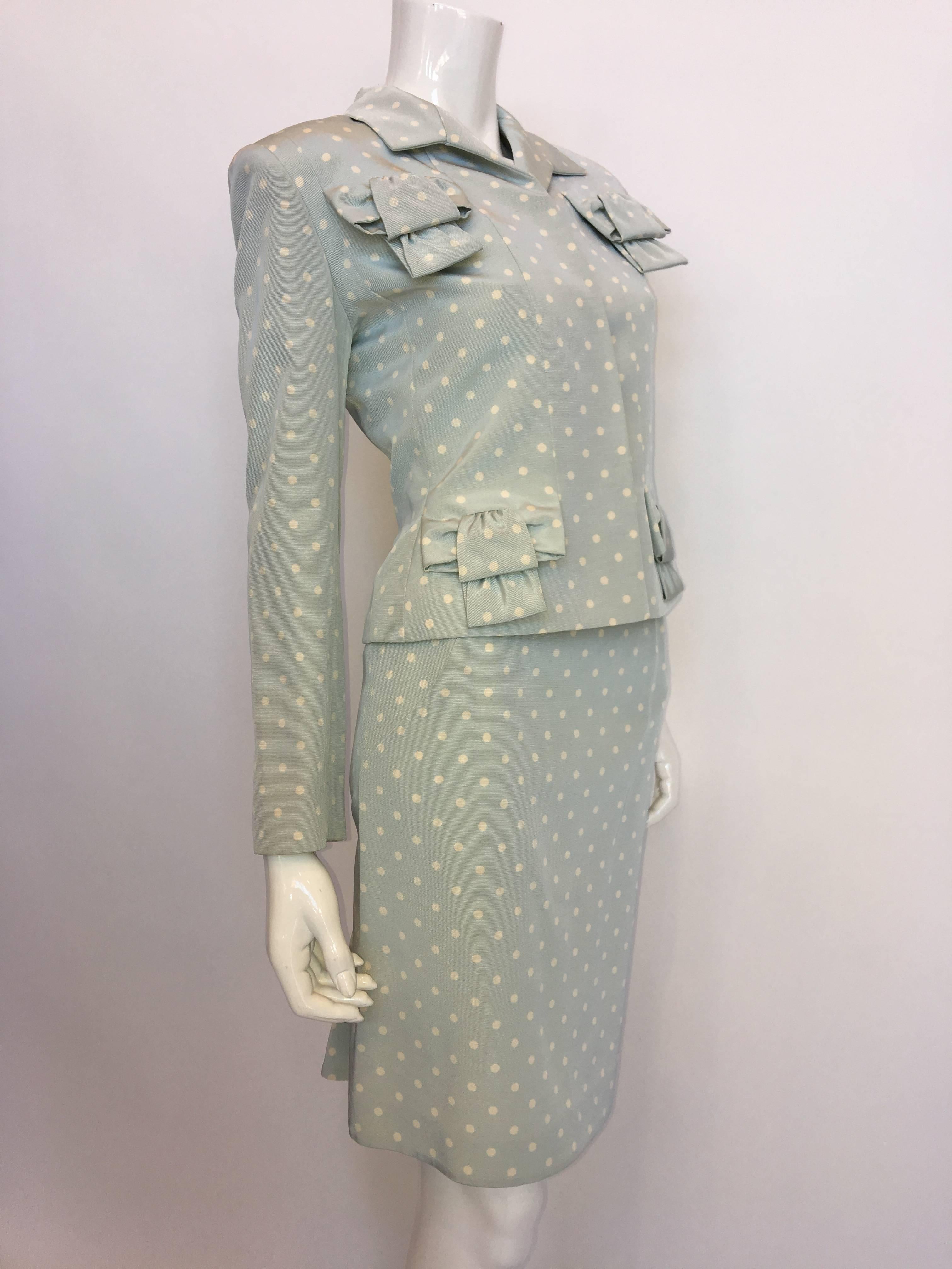 Givenchy 1990's Powder Blue Polka Dot Fully Lined Skirt Suit. 50% Baumwolle 50% Viskose

*ALLE MASSE SIND FLACH*
Größenetikett: 34

Jacke
Schulter bis Schulter: 15.5