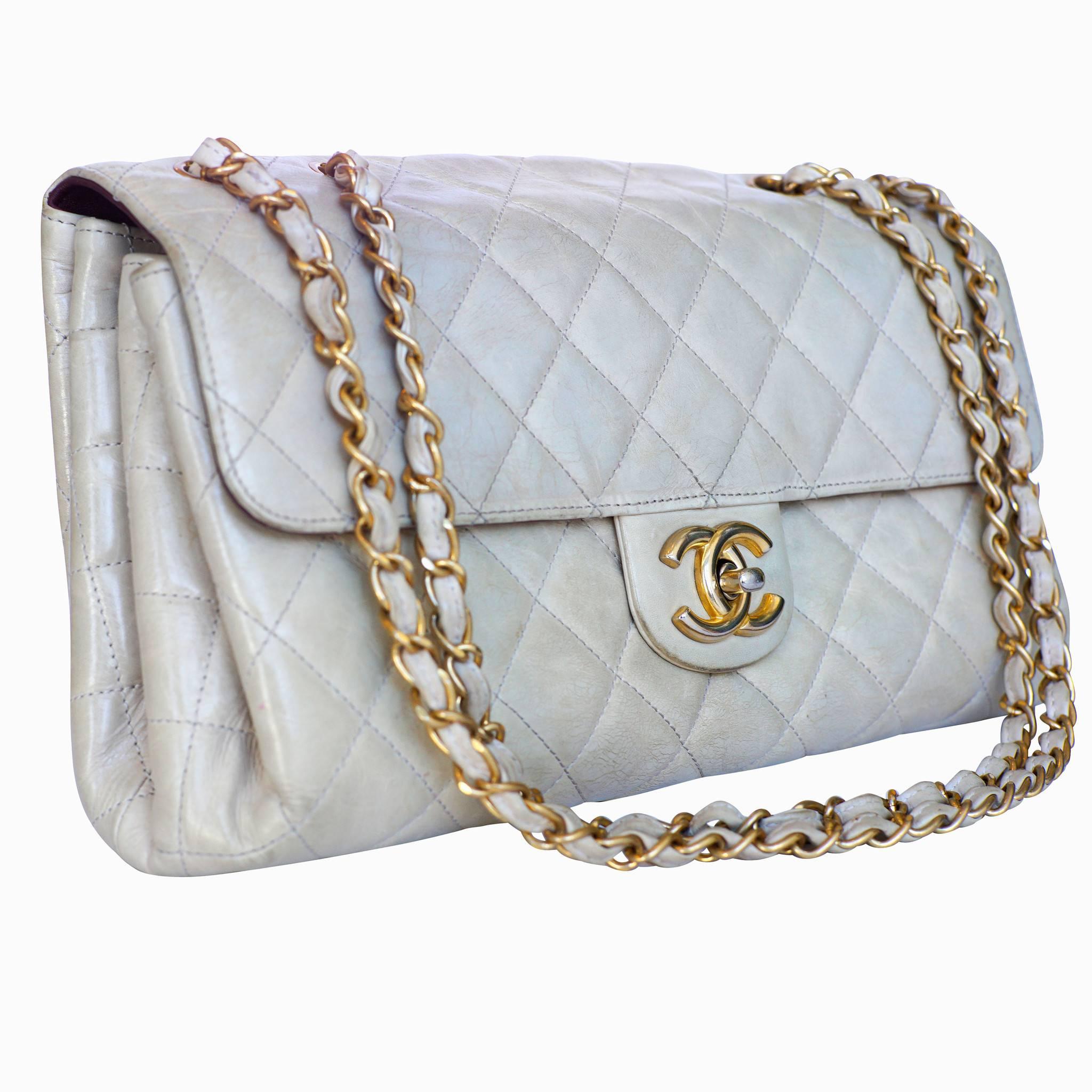 Chanel classic Jumbo flap bag in cream colored lambskin with gold double chain and  burgundy interior.

-Measurements-
length:11.5