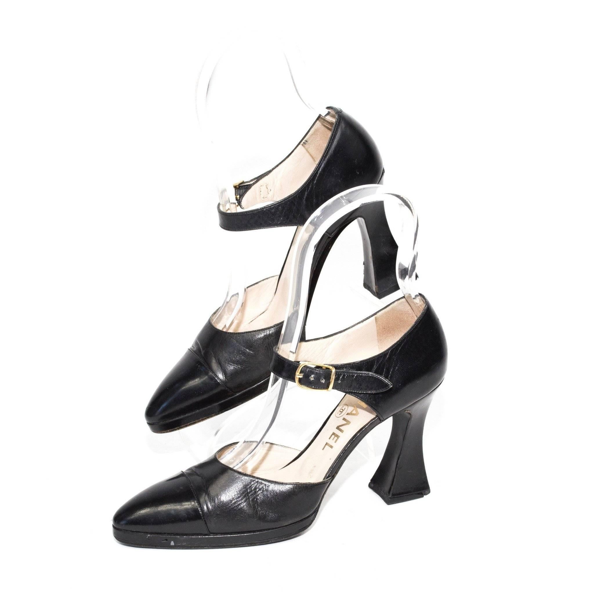Chanel 1990's Black Patent Leather Cap Toe Heels with Ankle Strap and a Stacked Heel.

Size 37

3 Inch Heel

In fair condition, some wear and nicks on the right heel.