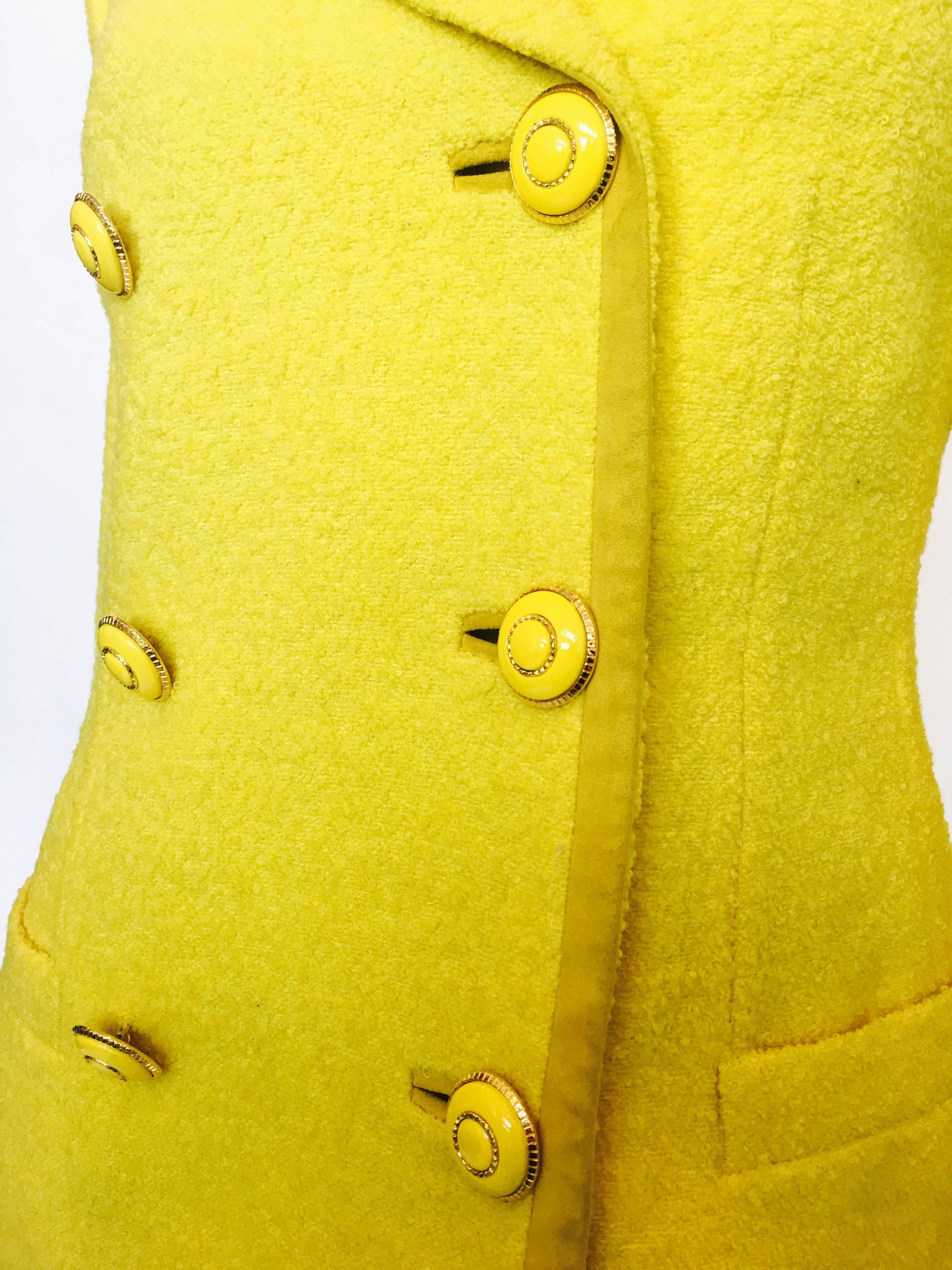 Gianni Versace Yellow Nubby Knit 2 Pc Skirt Suit 
Double Breasted with Original tags.

Jacket Size Label - 4
Center back seam ; neck to bottom of the jacket - 25 in.
Side seam ; armpit to bottom of the jacket - 16 1/2 in.
Armpit to armpit - 15