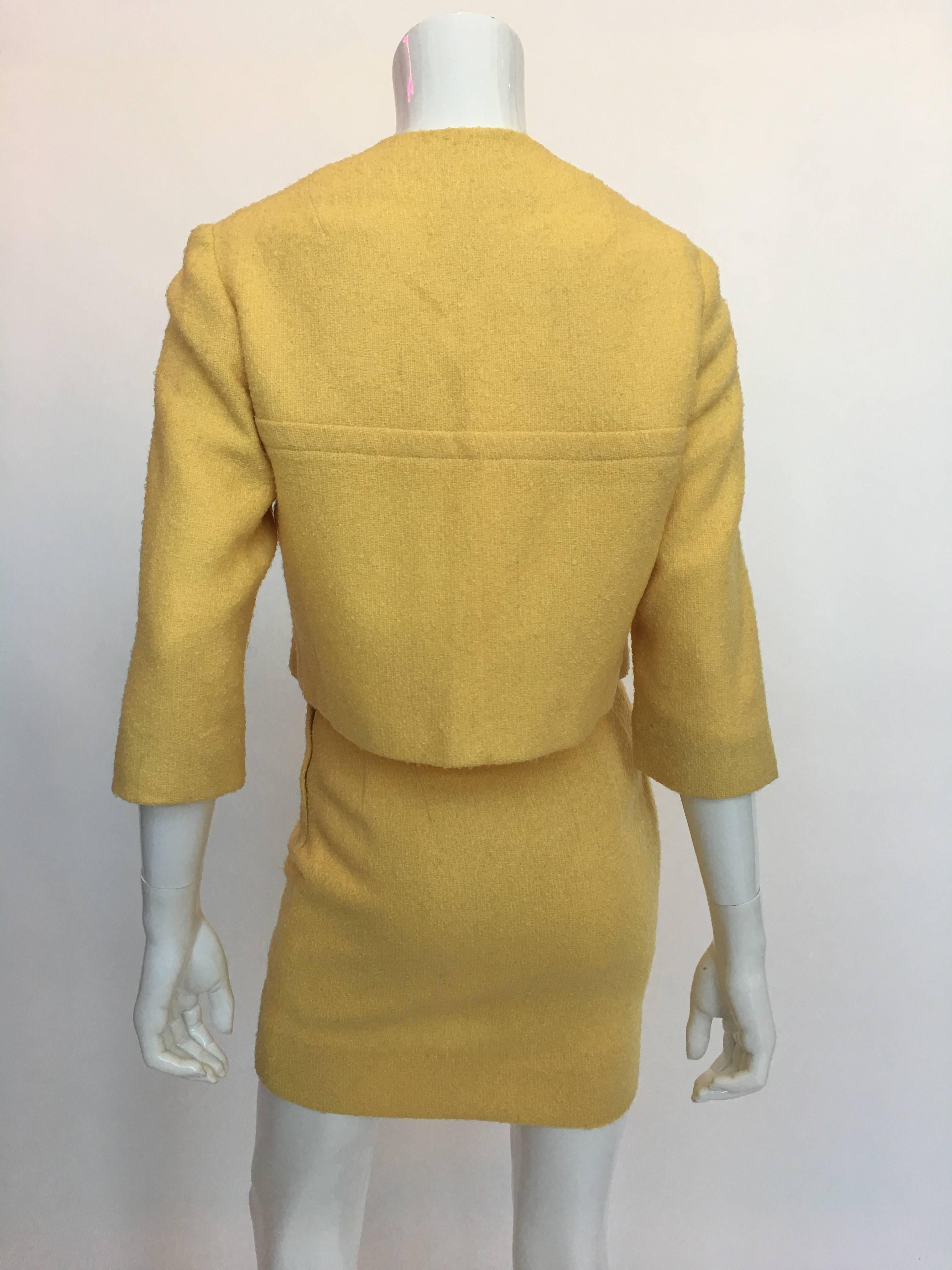 1960s Jackie O Mod Style Butter Yellow Knubby Knit 2 Piece Skirt Suit In Good Condition For Sale In Los Angeles, CA