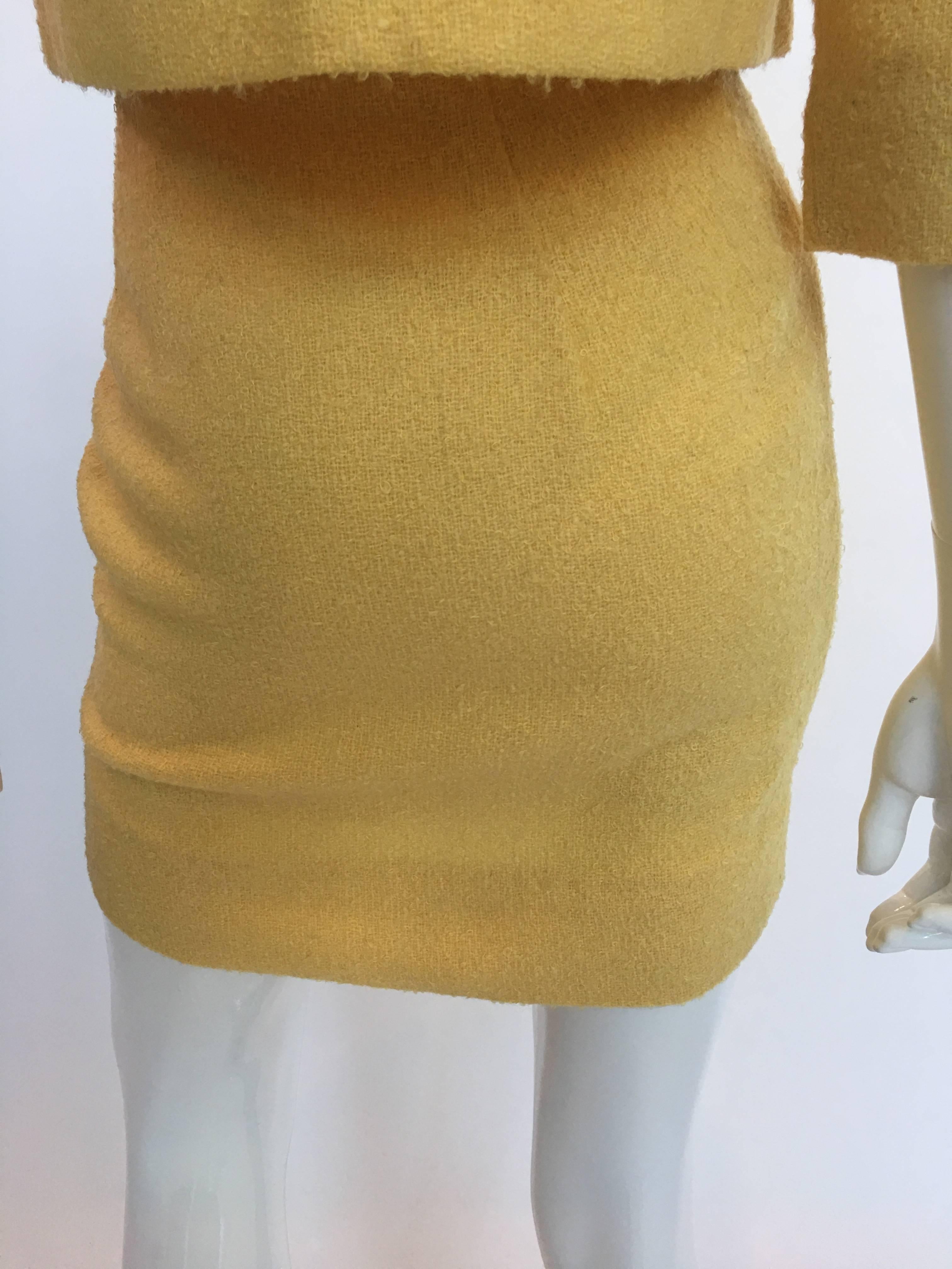 Jaune Tailleur jupe 2 pièces Jackie O Mod style papillon jaune beurre, années 1960 en vente
