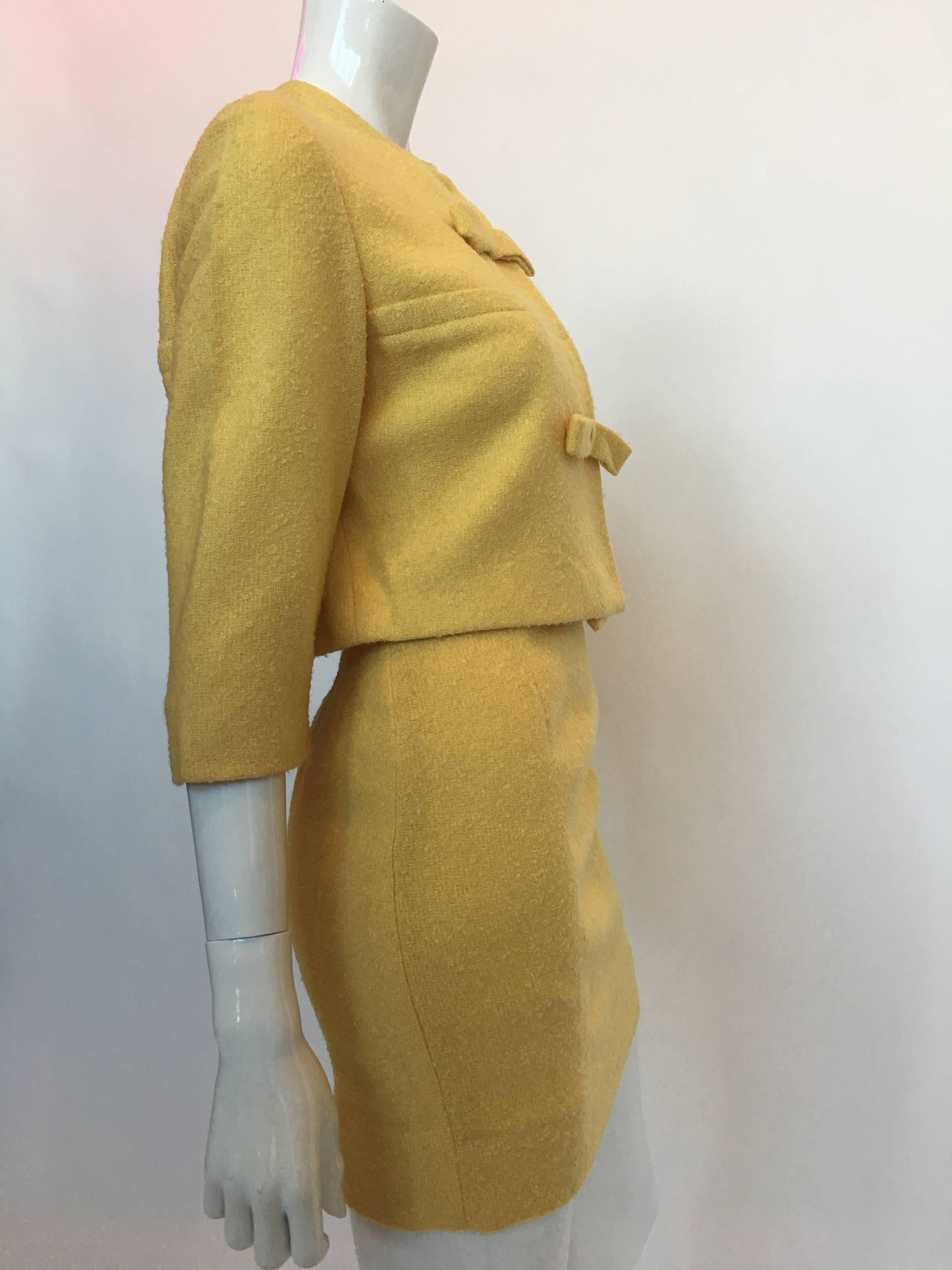 1960s Jackie O Mod Style Butter Yellow Knubby Knit 2 Piece Skirt Suit

Union Label - USA Made
Size Label: N/A

All measurements taken flat:
Shoulders - seam to seam: 15.5