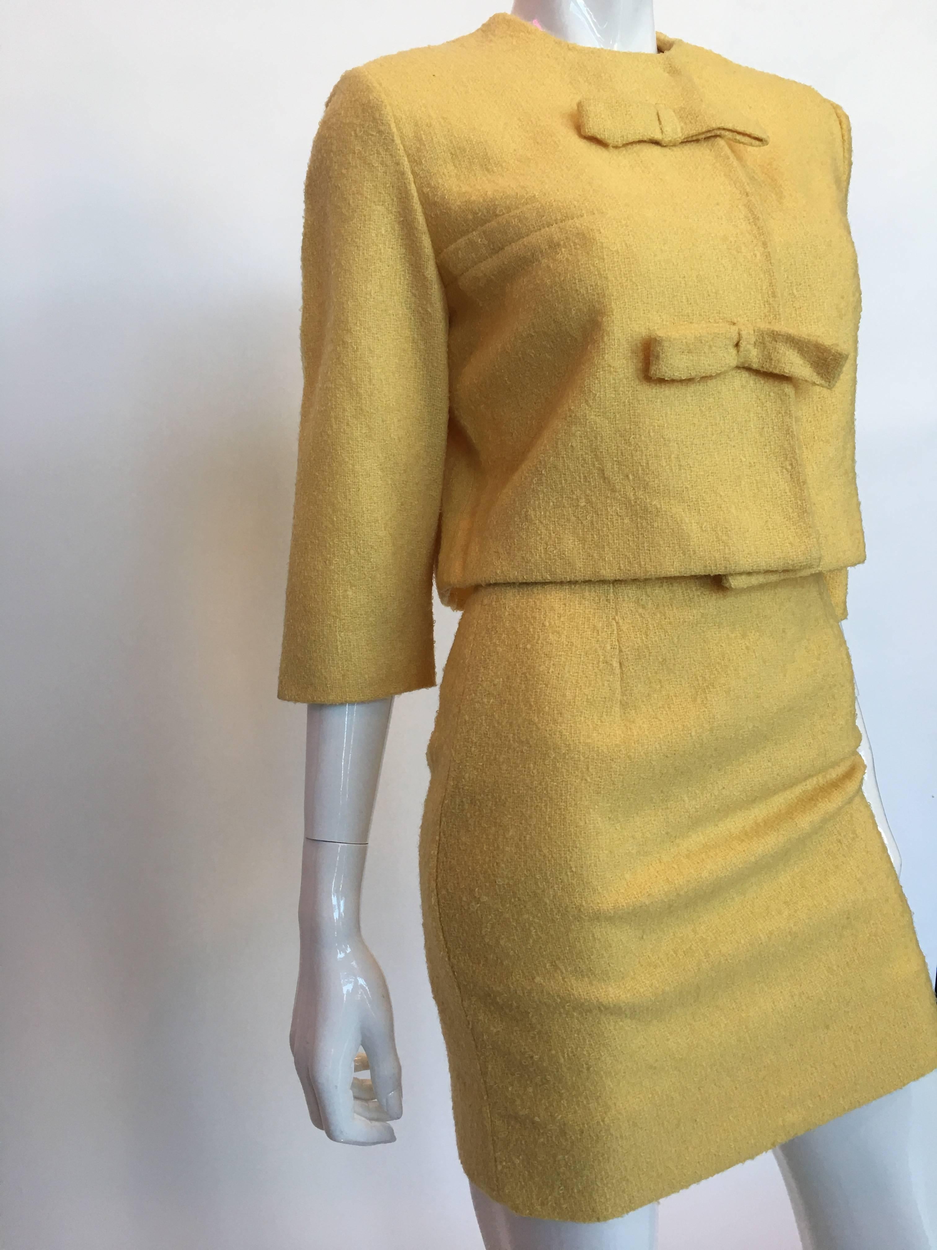 Women's or Men's 1960s Jackie O Mod Style Butter Yellow Knubby Knit 2 Piece Skirt Suit For Sale