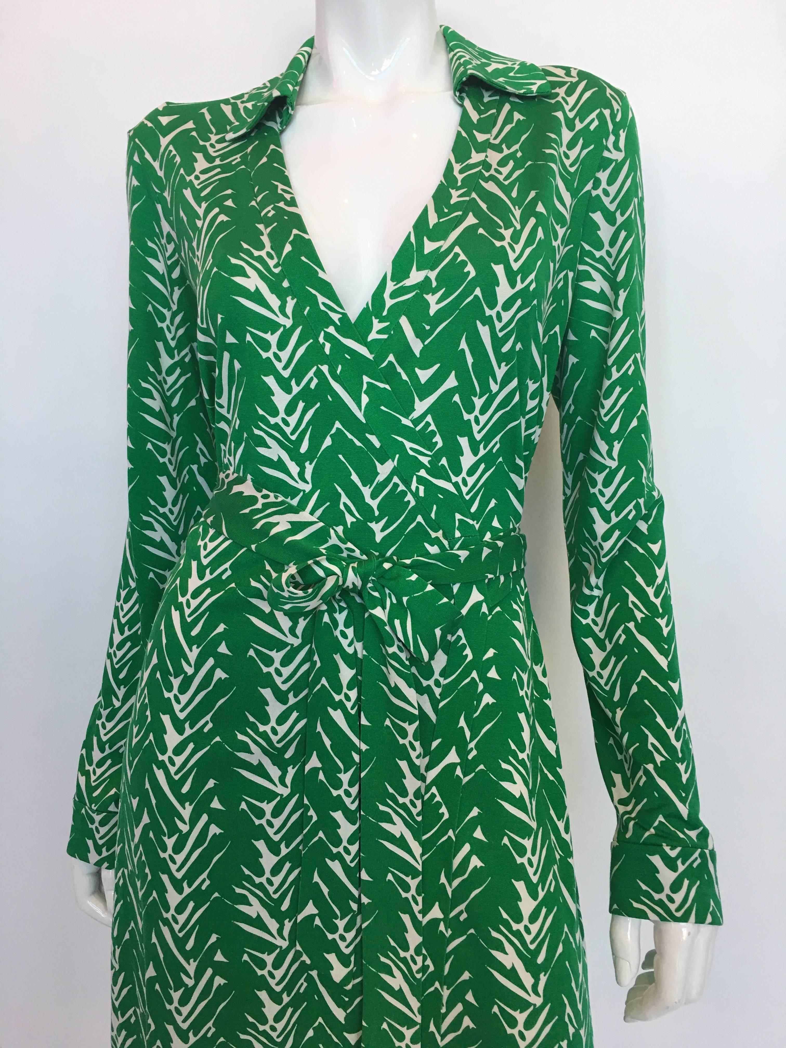 Diane von Furstenberg Green Print Classic Wrap Dress

Size Label 12

All measurements taken flat:
Shoulders: 16"
Armpit to armpit: 18.5"
Waist: 16"
Sleeve length: 25.5"
Length - Front (V neck to bottom hem): 32.5"
          