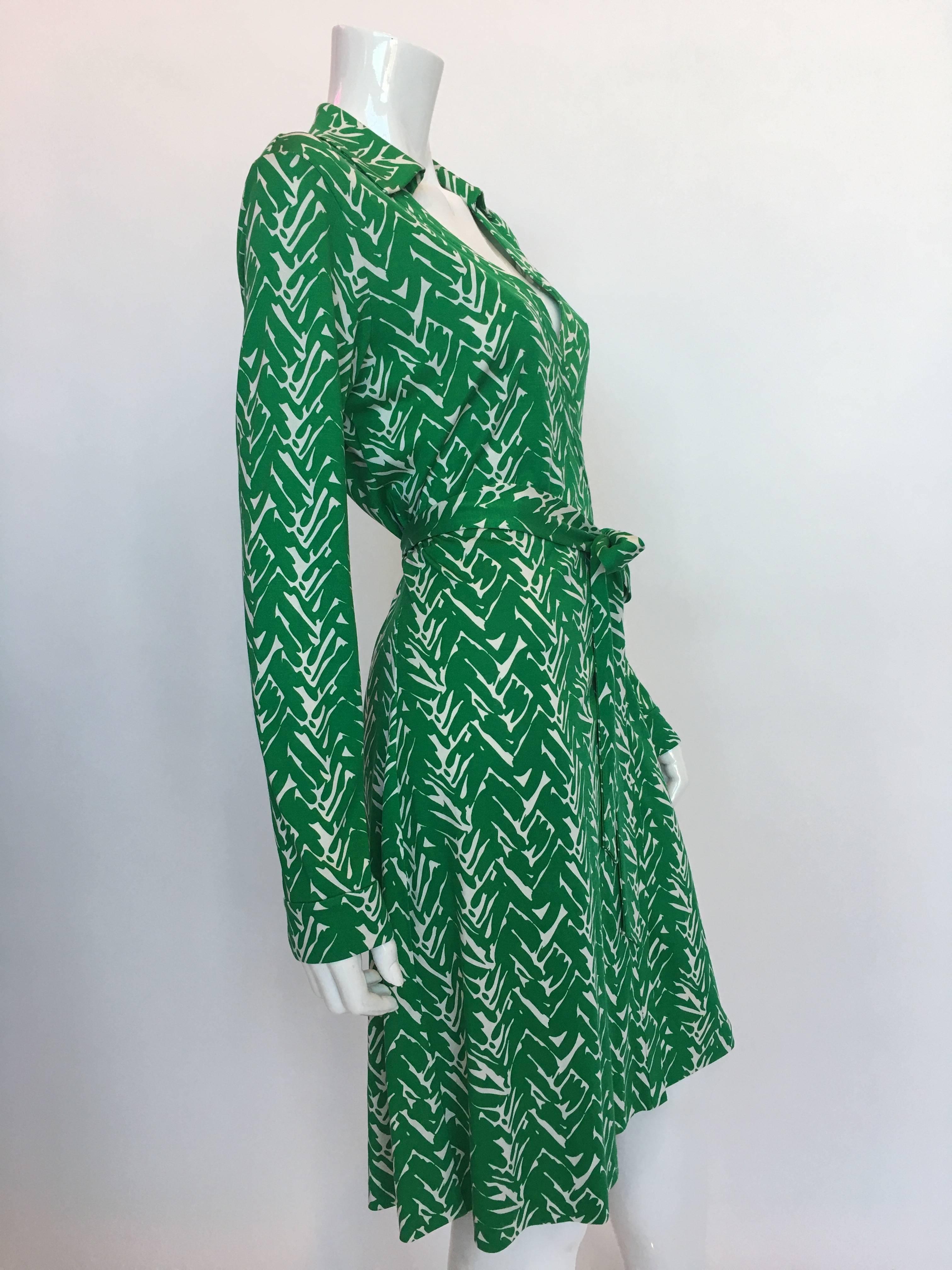 Diane von Furstenberg Green Print Classic Wrap Dress In Good Condition In Los Angeles, CA