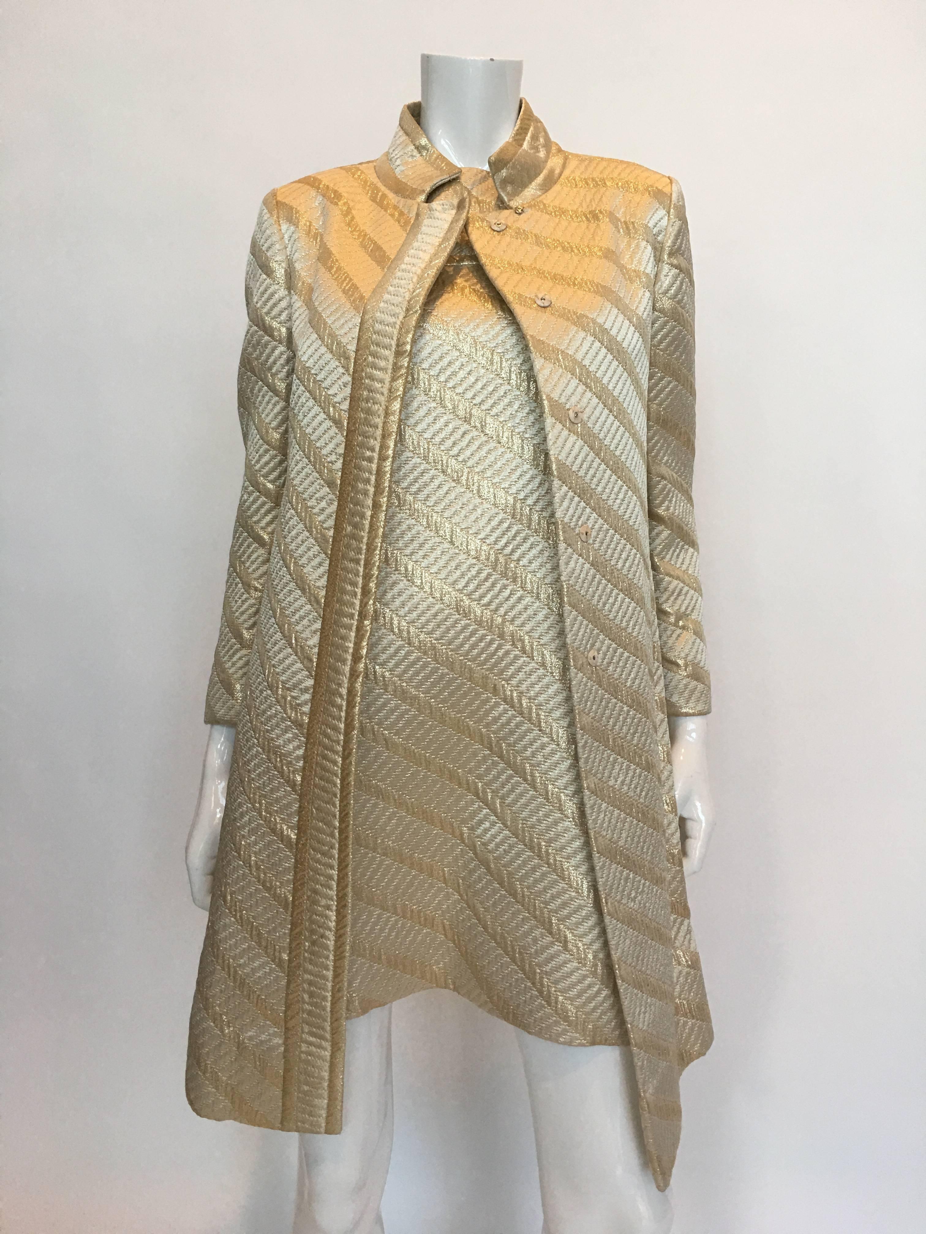 ensemble 2 pièces, manteau et robe dorés, style Jackie O des années 1960 
Fabriqué aux États-Unis - Label de l'Union

Étiquette de taille : 
Veste - 9 
Robe - 10

Veste :
Epaules - Couture à couture : 15