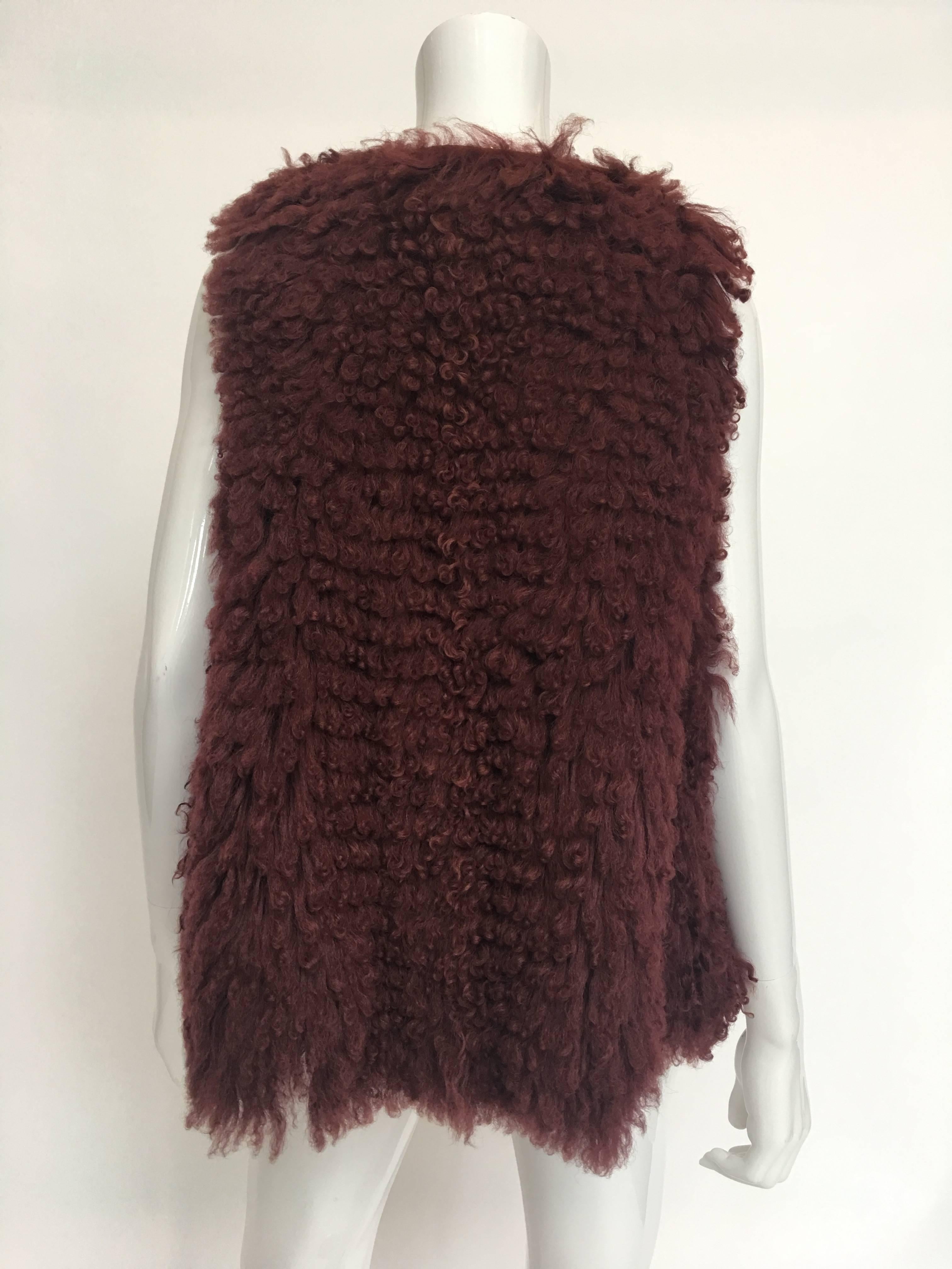 gilet en agneau frisé bordeaux Fendi pour Bergdorfs des années 1970 avec grandes emmanchures

Epaules - de la couture à la couture : 13