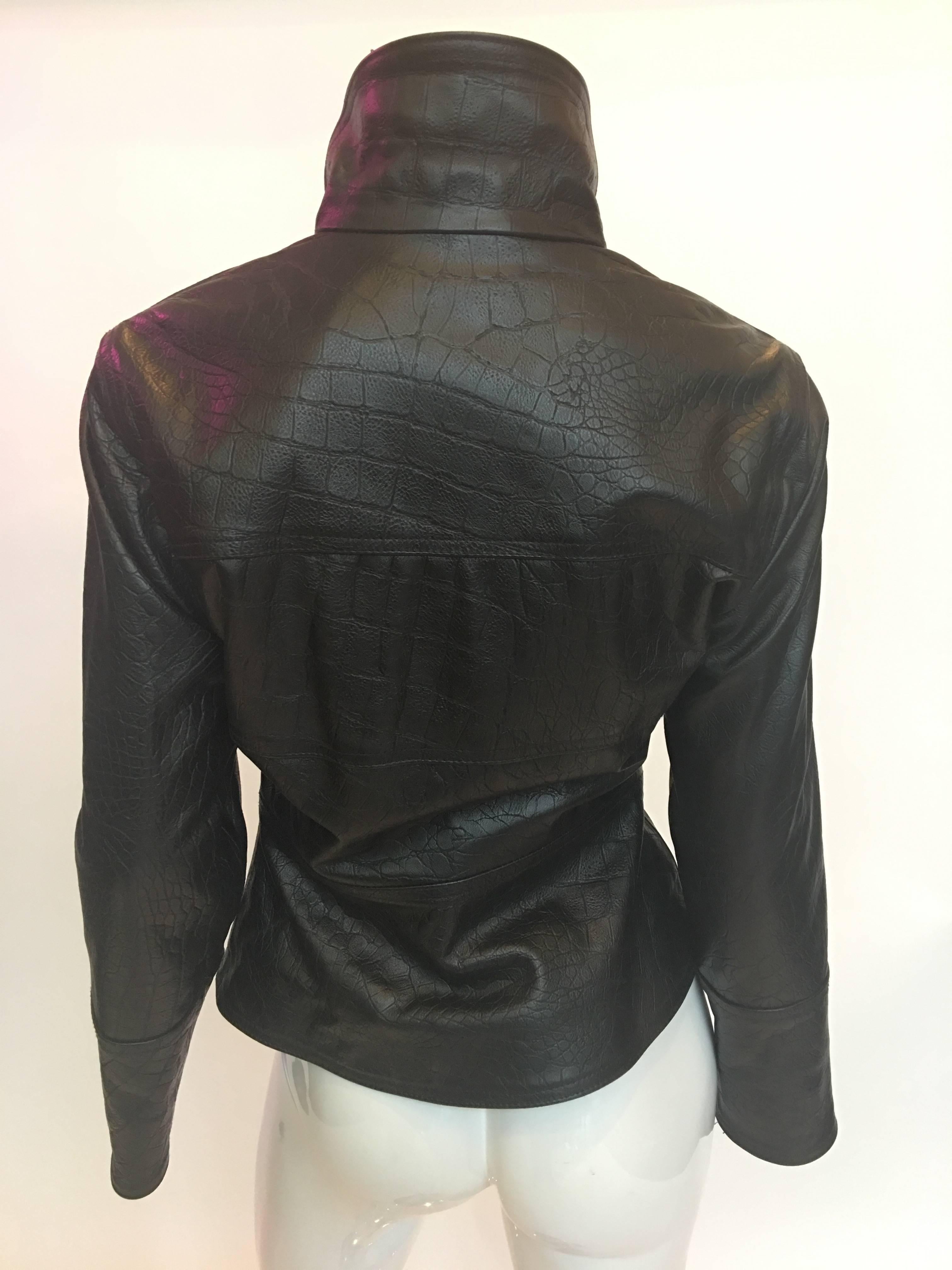 Veste Versace en cuir noir gaufré lézard des années 1990
*Ce n'est pas du vrai lézard, mais du cuir estampillé lézard

Epaules - de la couture à la couture : 16