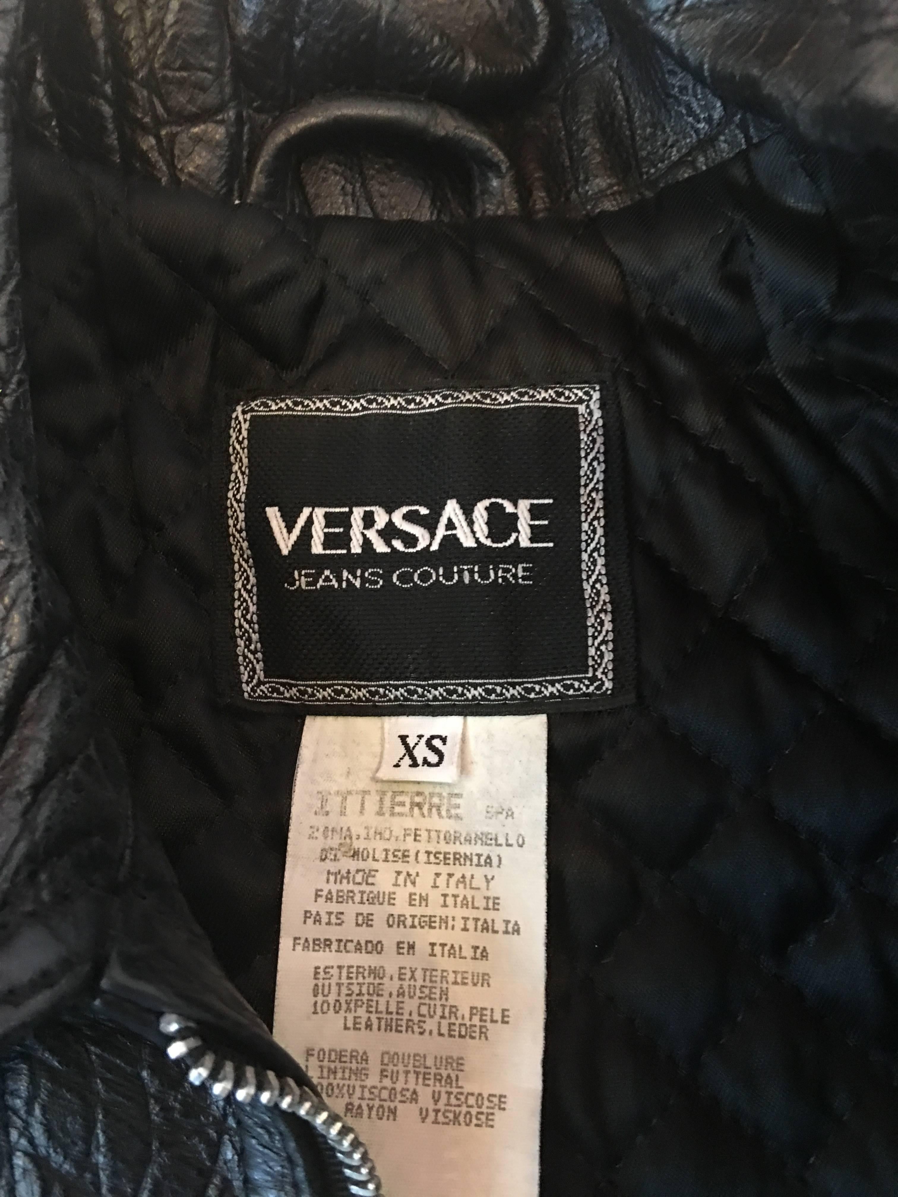 Versace Veste en cuir gaufré lézard noir des années 1990 en vente 1