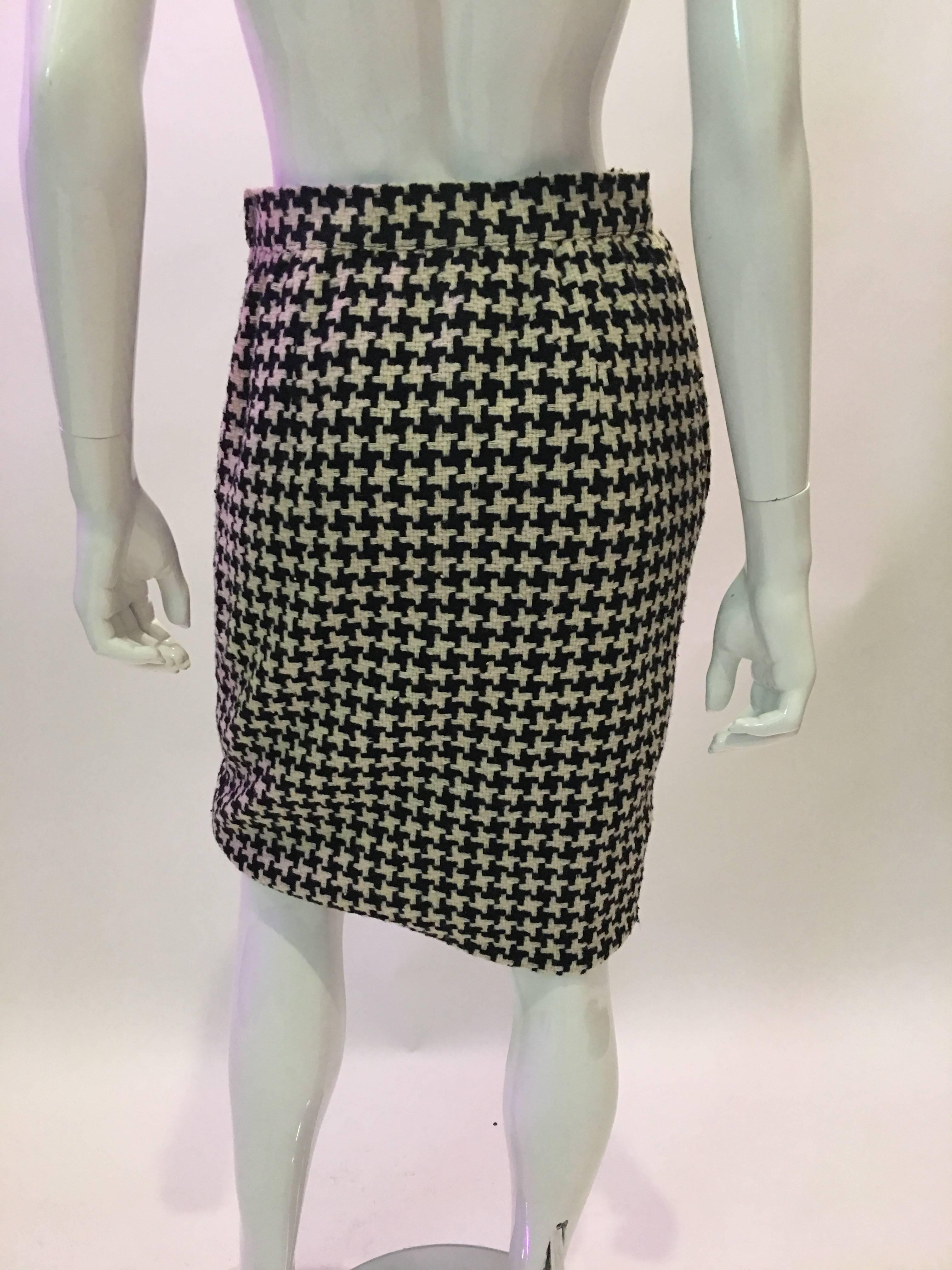  Ungaro 1980's Black and White Houndstooth Wool Skirt

Measurements - taken flat:
Waist: 14
Hip: 17