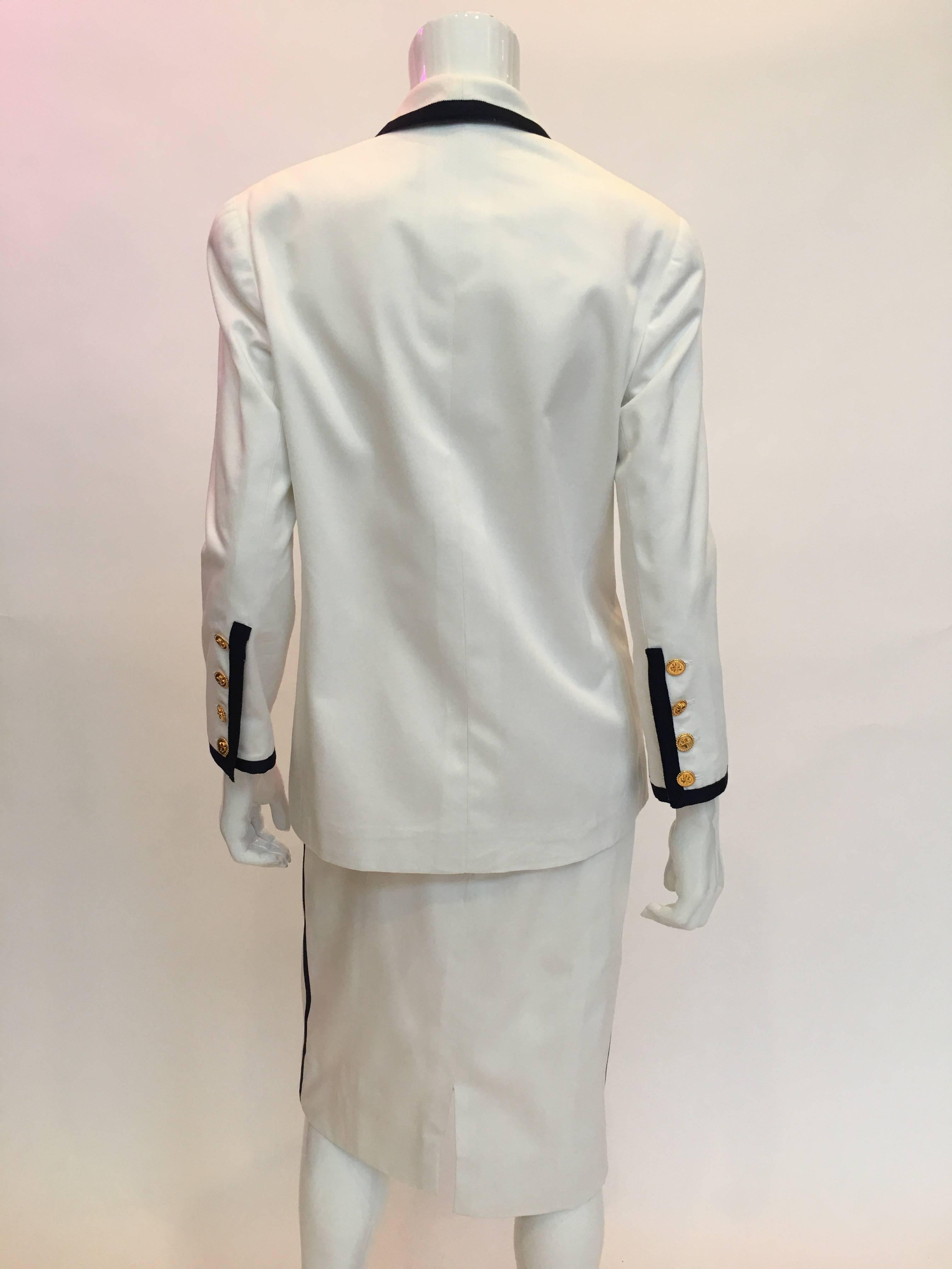 Chanel 2-teiliger Anzug aus weißer Baumwolle mit Rock und marineblauem Besatz (Grau) im Angebot