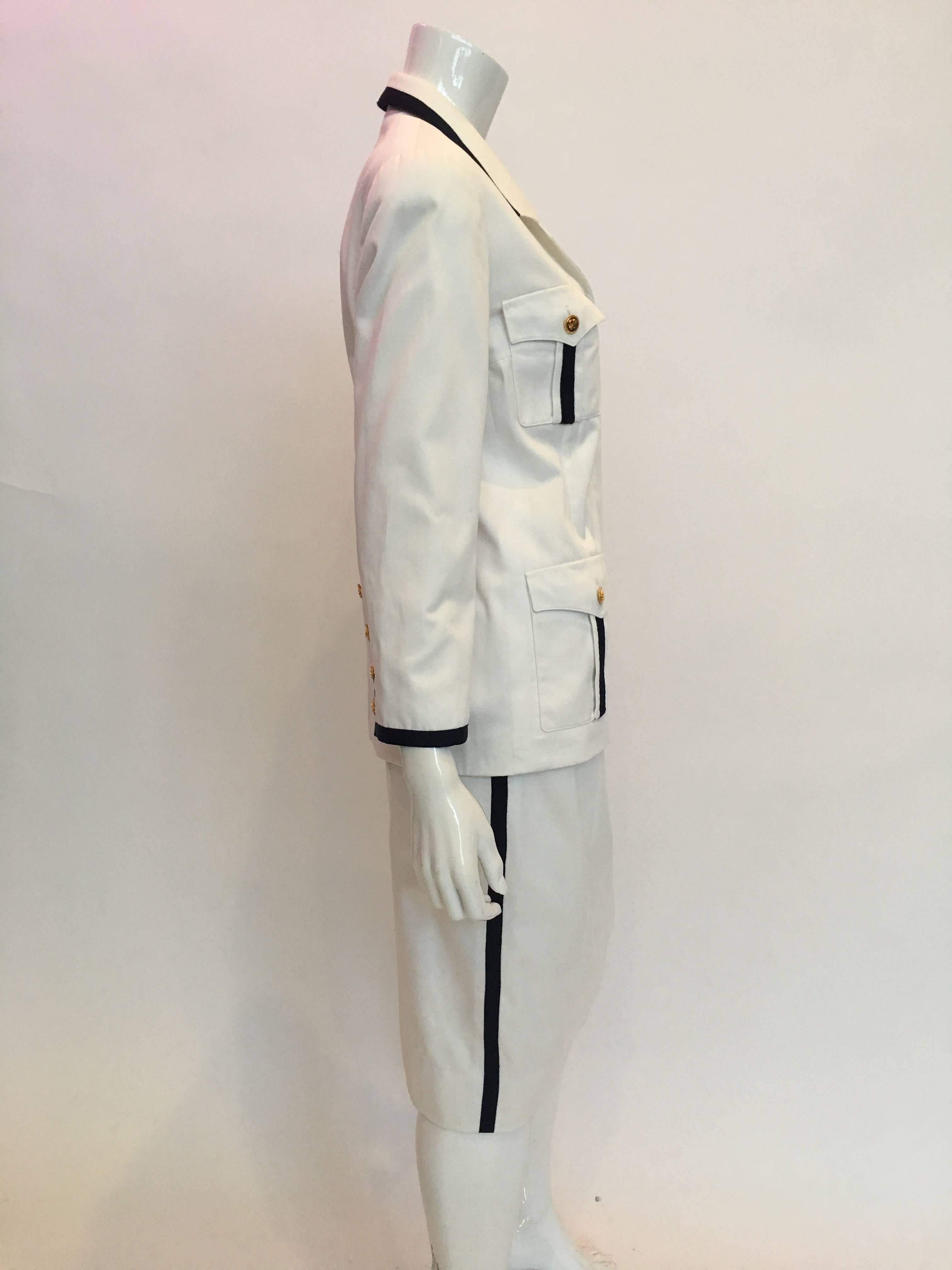 Chanel 2-teiliger Anzug aus weißer Baumwolle mit Rock und marineblauem Besatz im Zustand „Gut“ im Angebot in Los Angeles, CA