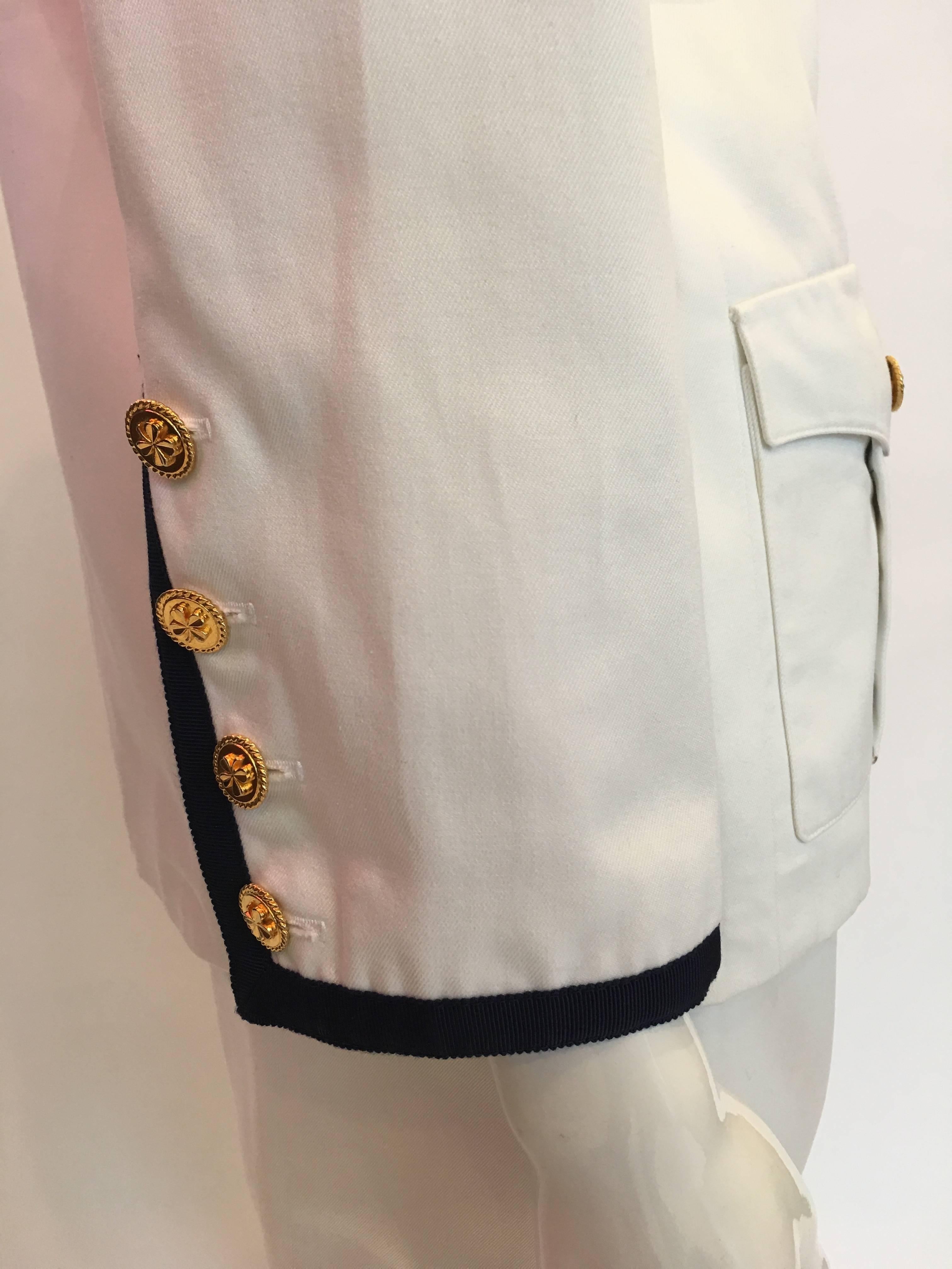 Chanel 2-teiliger Anzug aus weißer Baumwolle mit Rock und marineblauem Besatz für Damen oder Herren im Angebot