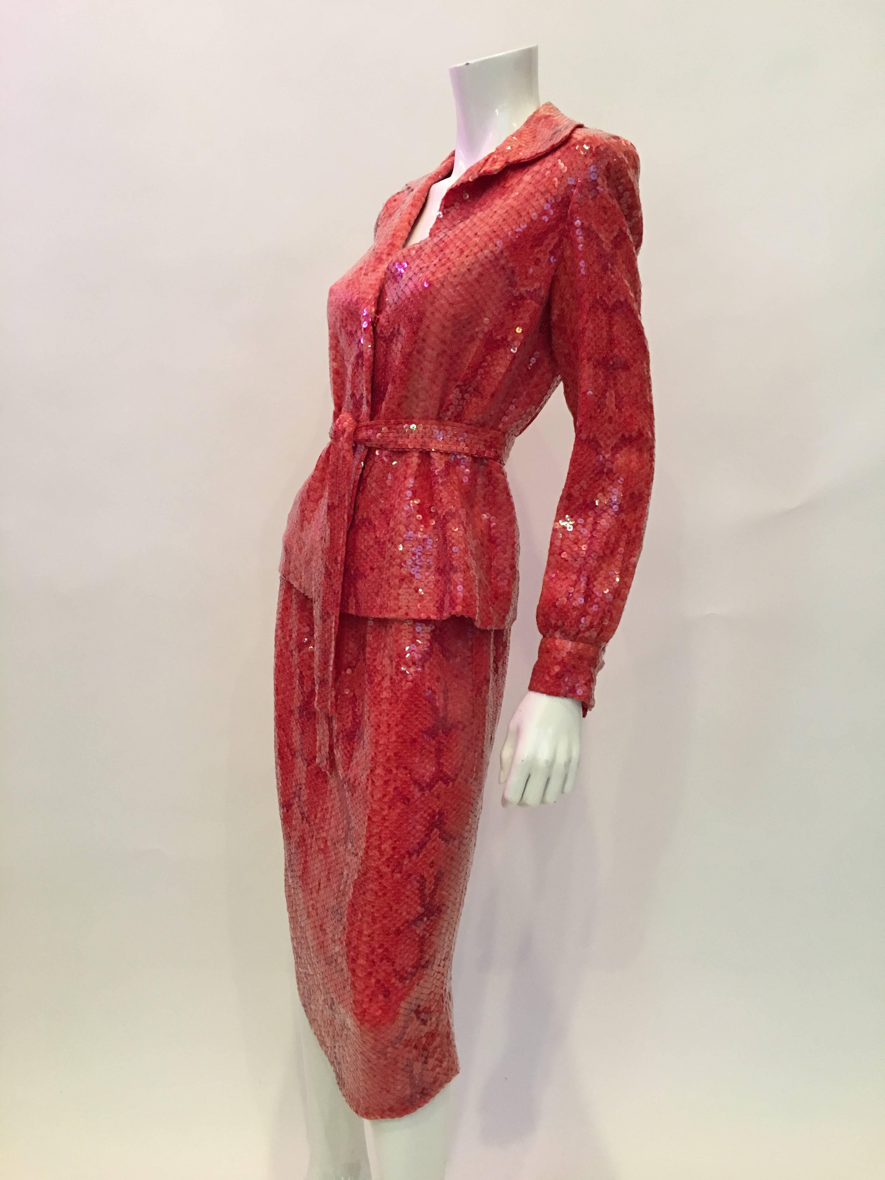 Bill Blass Zweiteiliger Anzug mit rot-orangefarbenem Eidechsendruck und Pailletten, 1970er Jahre im Zustand „Gut“ im Angebot in Los Angeles, CA