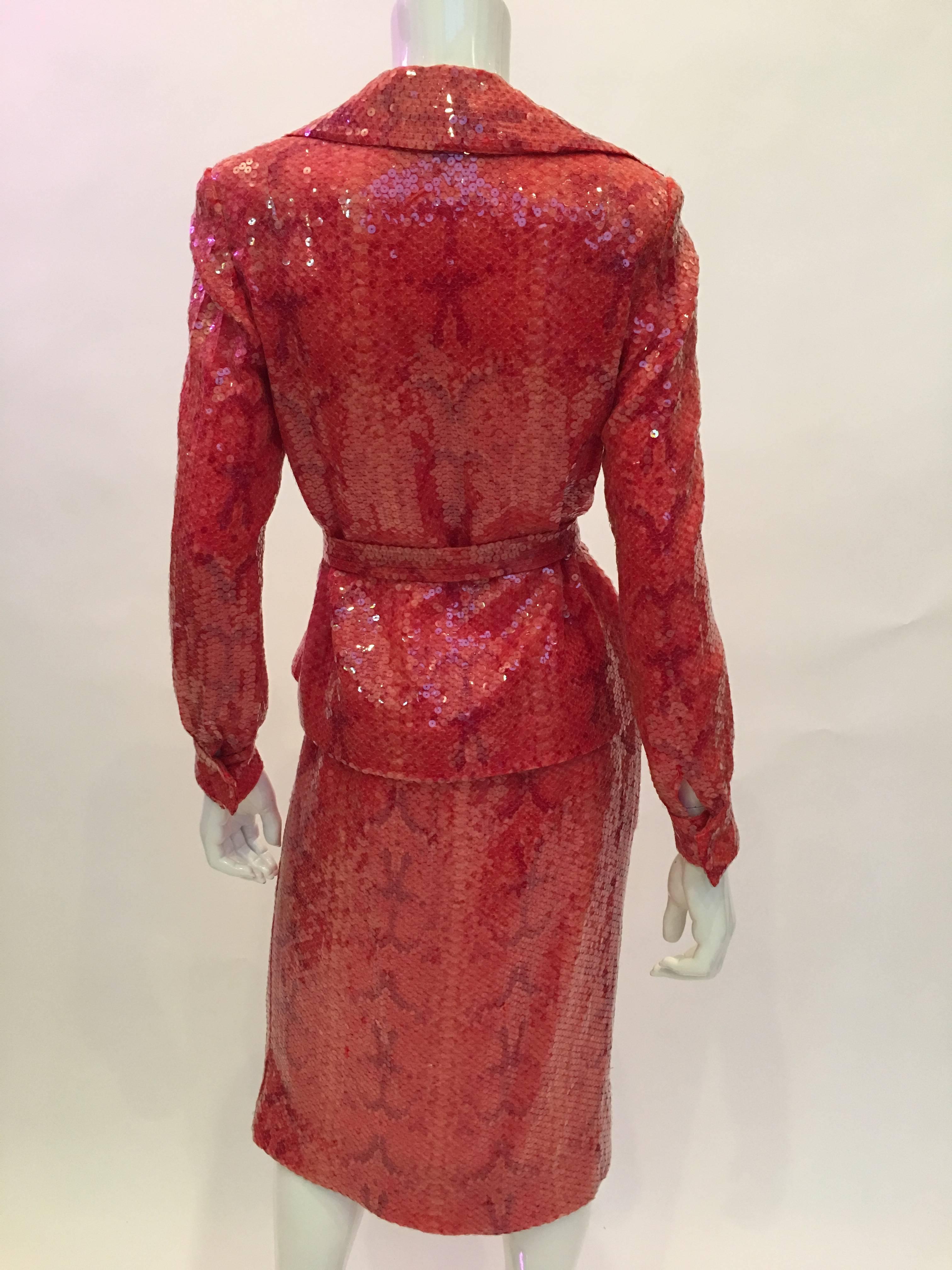 Bill Blass Zweiteiliger Anzug mit rot-orangefarbenem Eidechsendruck und Pailletten, 1970er Jahre für Damen oder Herren im Angebot