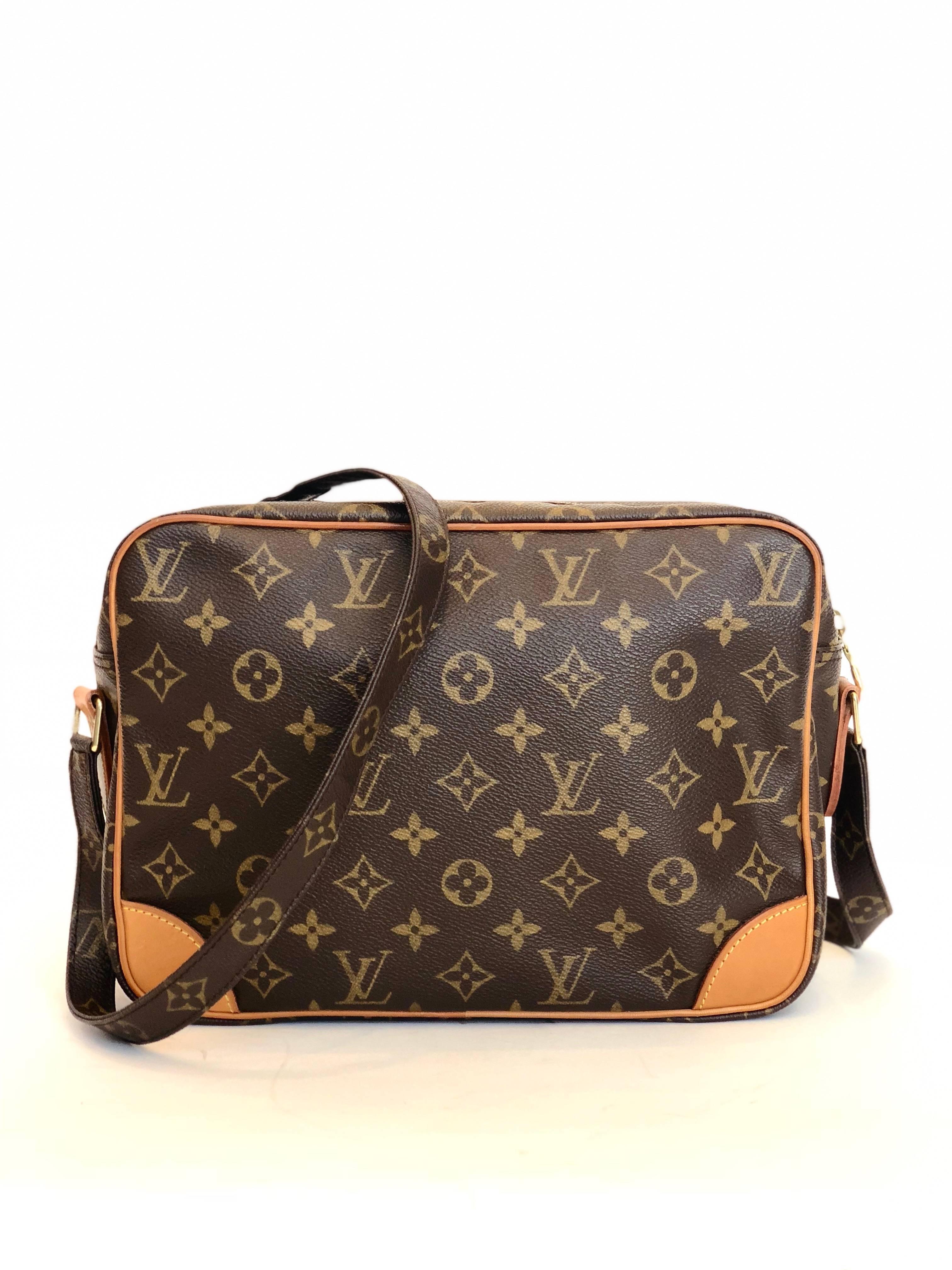 Louis Vuitton Monogram Canvas Cross Body / Shoulder Bag with front pocket. In excellent condition. 

*MEASUREMENTS*
Length: 11