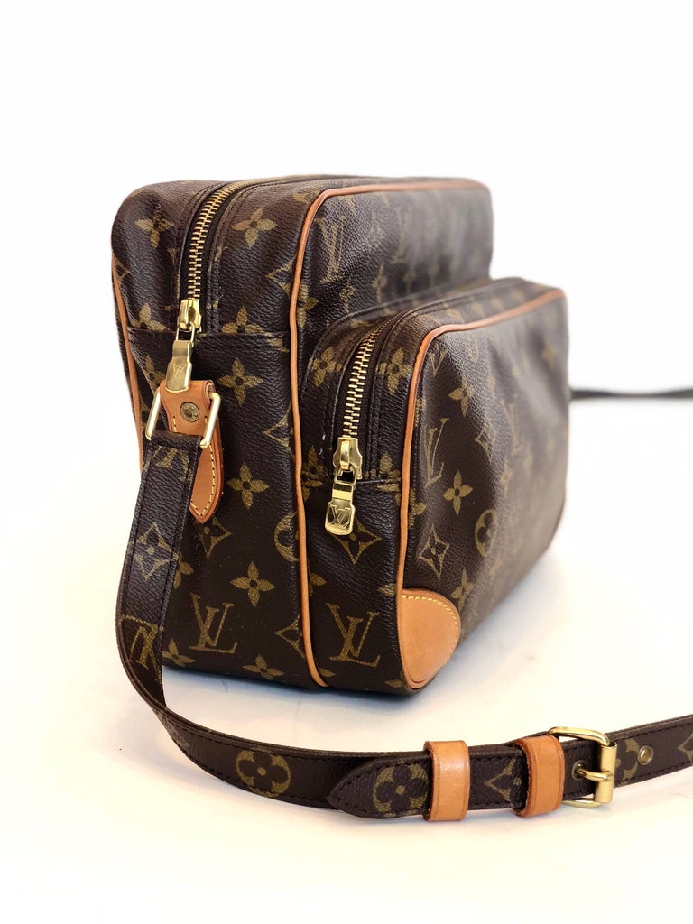 louis-vuitton-pouch-cross-body-bag-iqs-executive