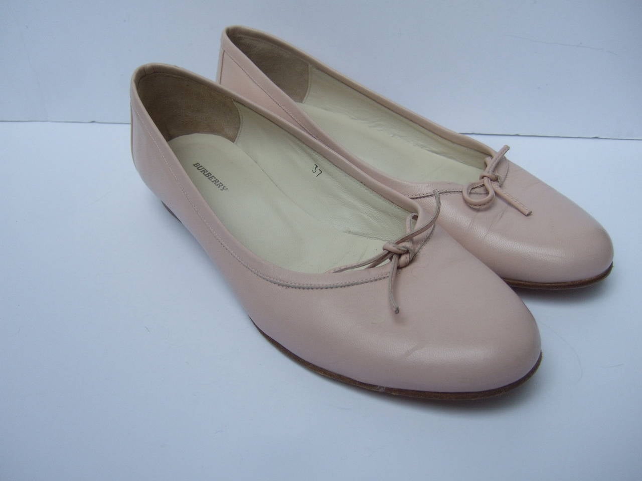 Burberry Blush pink leather ballet style flats Size 37
The classic pale pink leather skimmer flats combine style & comfort
Perfect for sporting around town

The interior is lined in ivory color leather with a suede interior heel
Designed with a