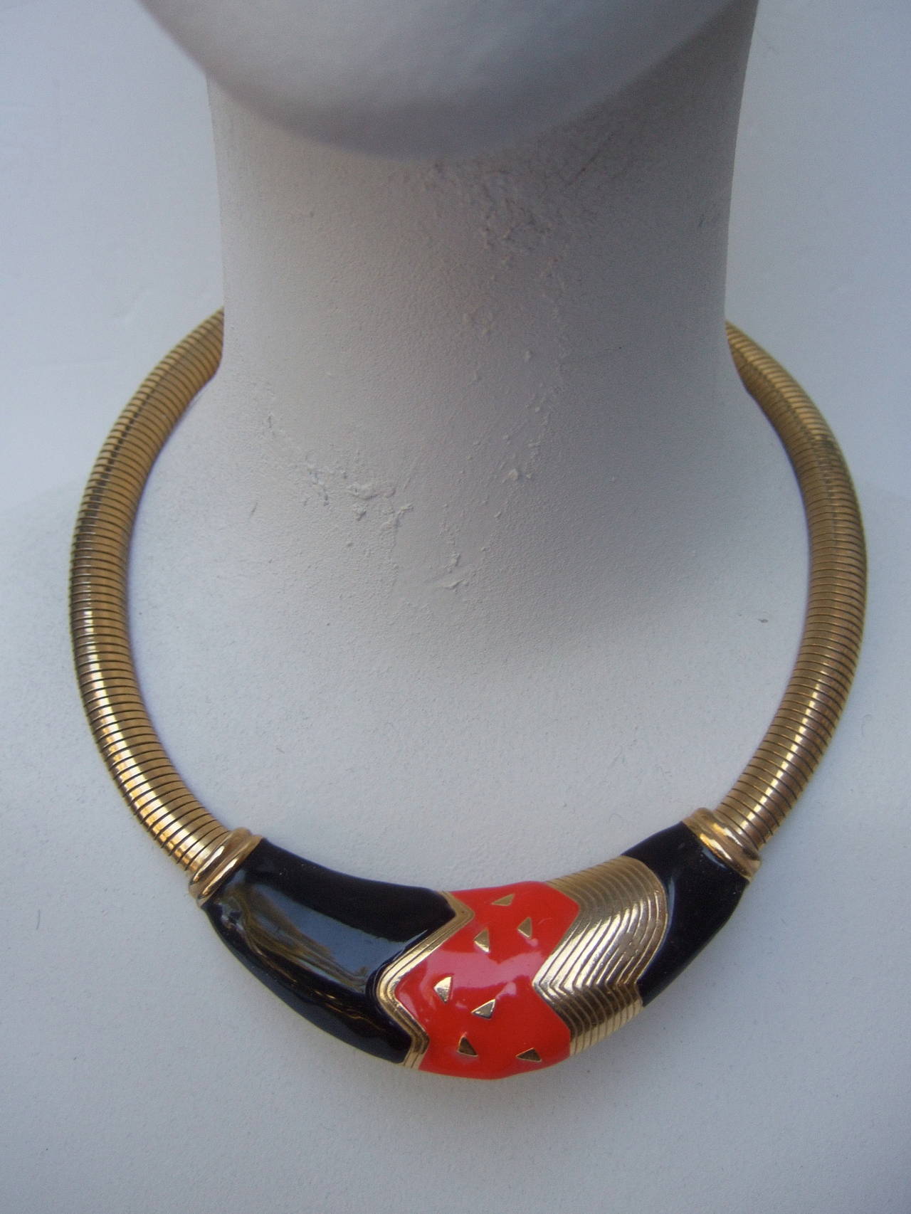 Schlanke schwarz-rote vergoldete Emaille-Choker-Halskette Damen im Angebot