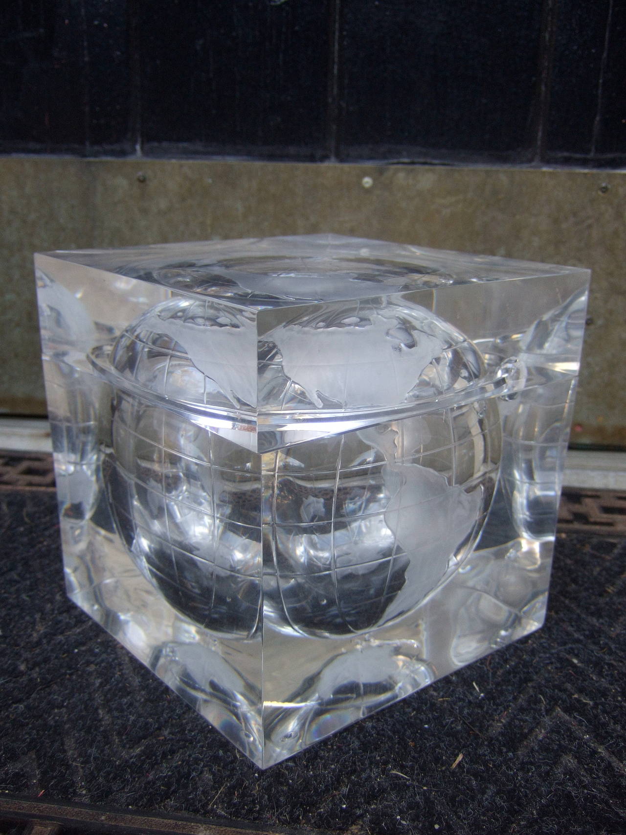 Allesandro Albrizzi Style Sleek Lucite World Globe Ice Bucket c 1970 In Good Condition For Sale In University City, MO