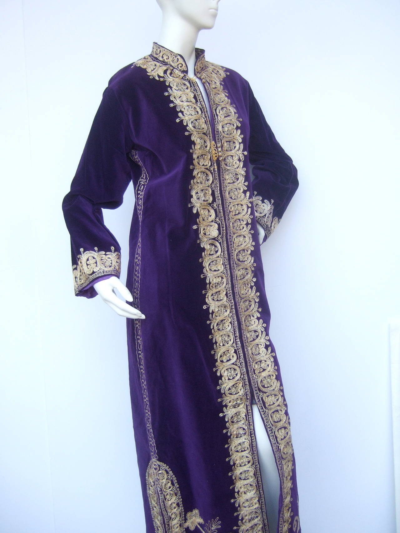 Exotic Moroccan Violet Velvet Embroidered Evening Caftan c 1960s In Excellent Condition In University City, MO