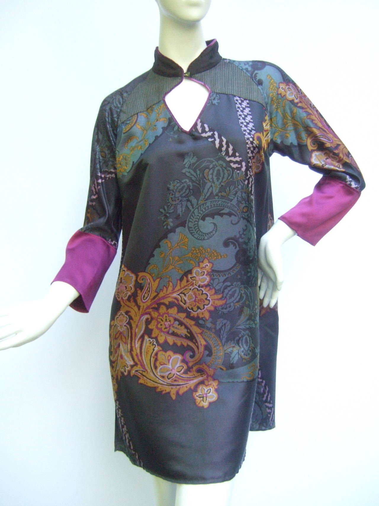 Etro Exotic silk print tunic dress Made in Italy Size 40
The beautiful silk dress is designed with a paisley floral print set against a pewter gray background. The lush flowers burst against the muted gray background. The collage of vibrant
