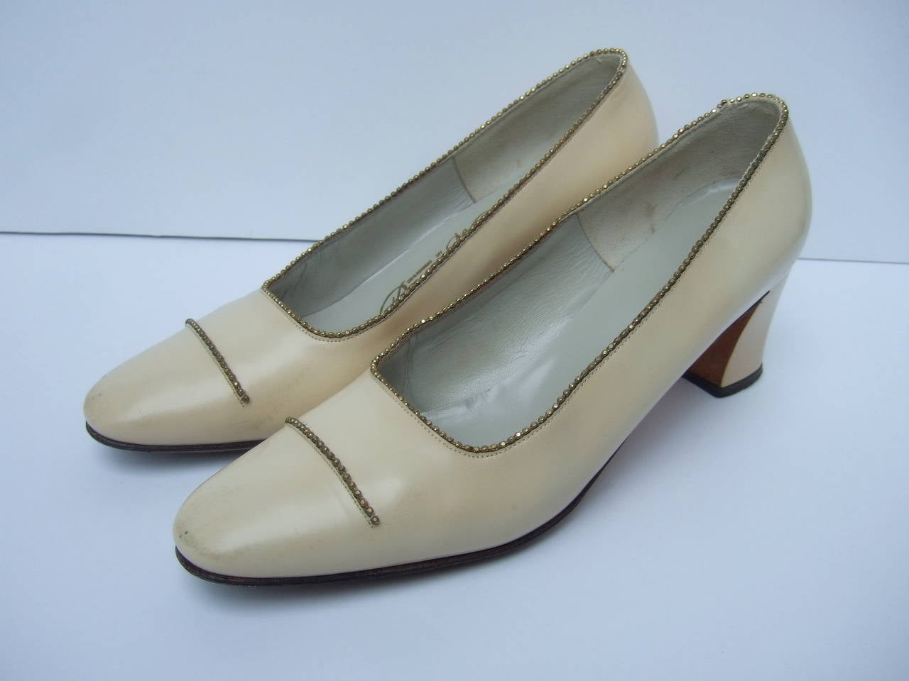 Roger Vivier Paris Ivory Leather Beaded Pumps c 1970 In Good Condition For Sale In University City, MO