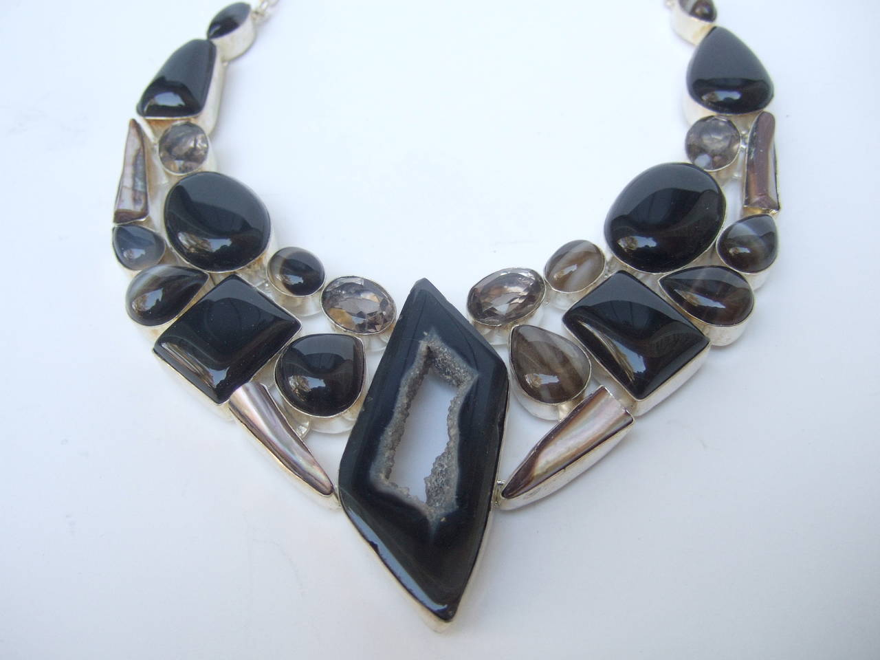 Donna Collana artigianale con pietre in argento in vendita