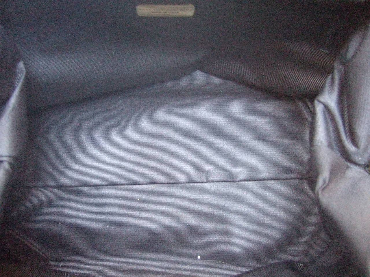 Saks Fifth Avenue Gestreifte Samthandtasche aus Italien hergestellt in Italien im Angebot 3