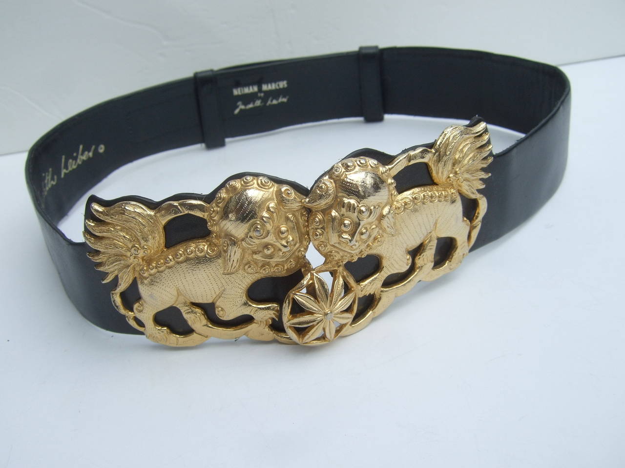 Judith Leiber Gilt Metal Foo Dog Black Leather Belt c 1980s In Excellent Condition In University City, MO