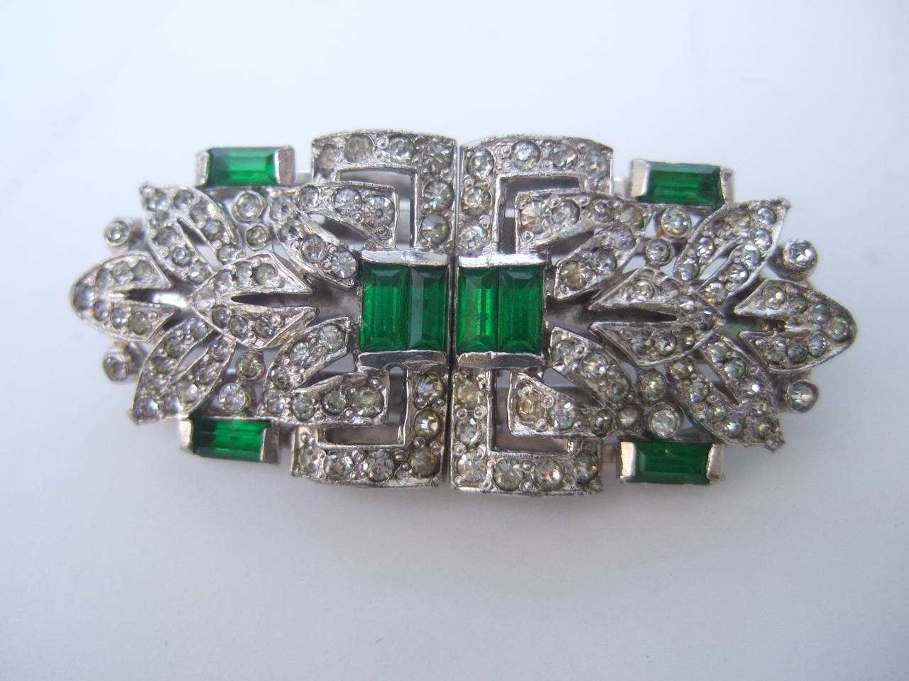 Trifari Art Deco emerald & diamante crystal paste clip-mate brooch c 1940
The elegant retro art deco brooch is designed with glittering
emerald green baguette color crystals surrounded by brilliant
tiny diamante crystals 

The beautiful costume